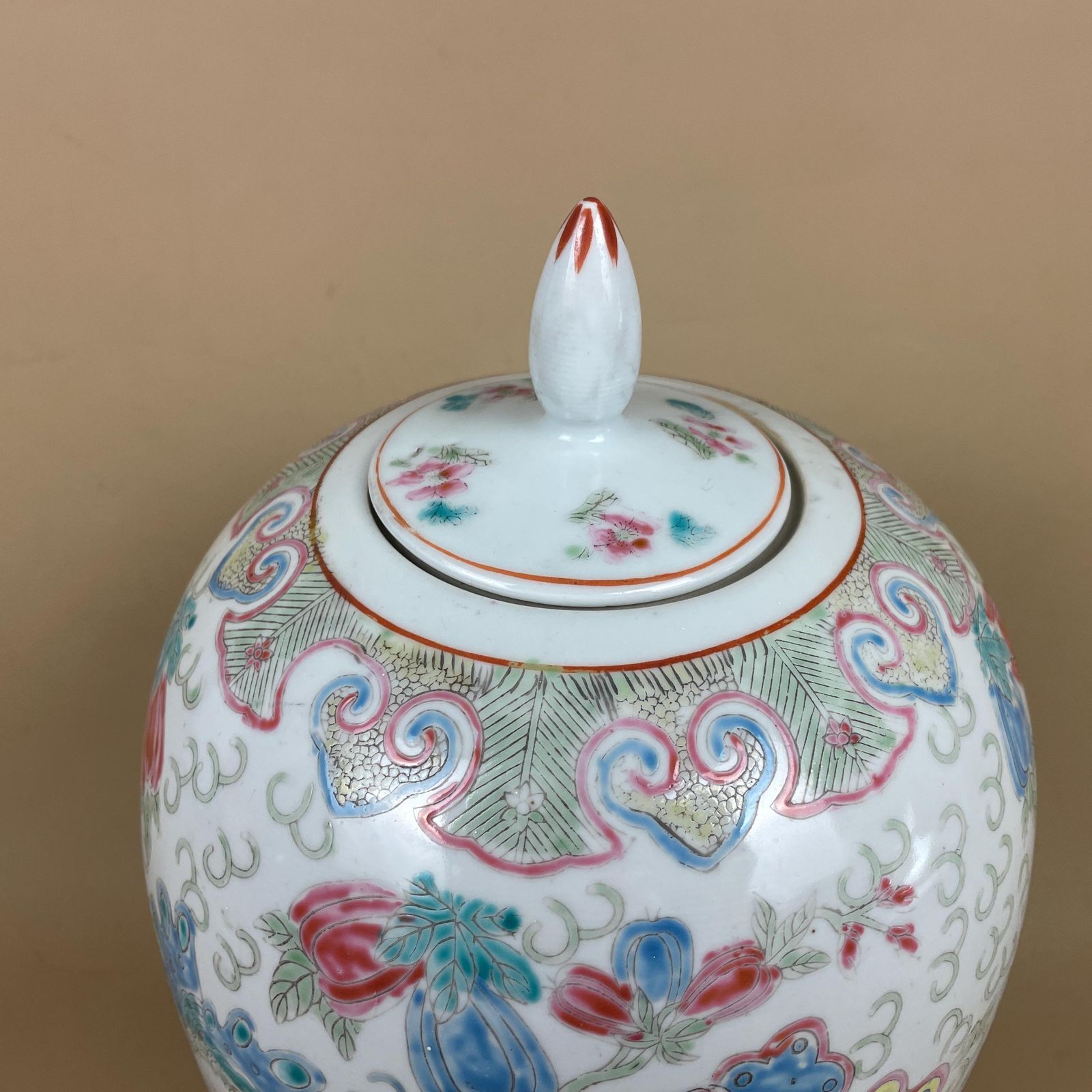 Oriental Decorative Vase Ceramic Blue White Floral Butterfly Design Pot Chinese Vintage Display Lidded Ginger Jar Lid Pattern Ornament photo vinterior