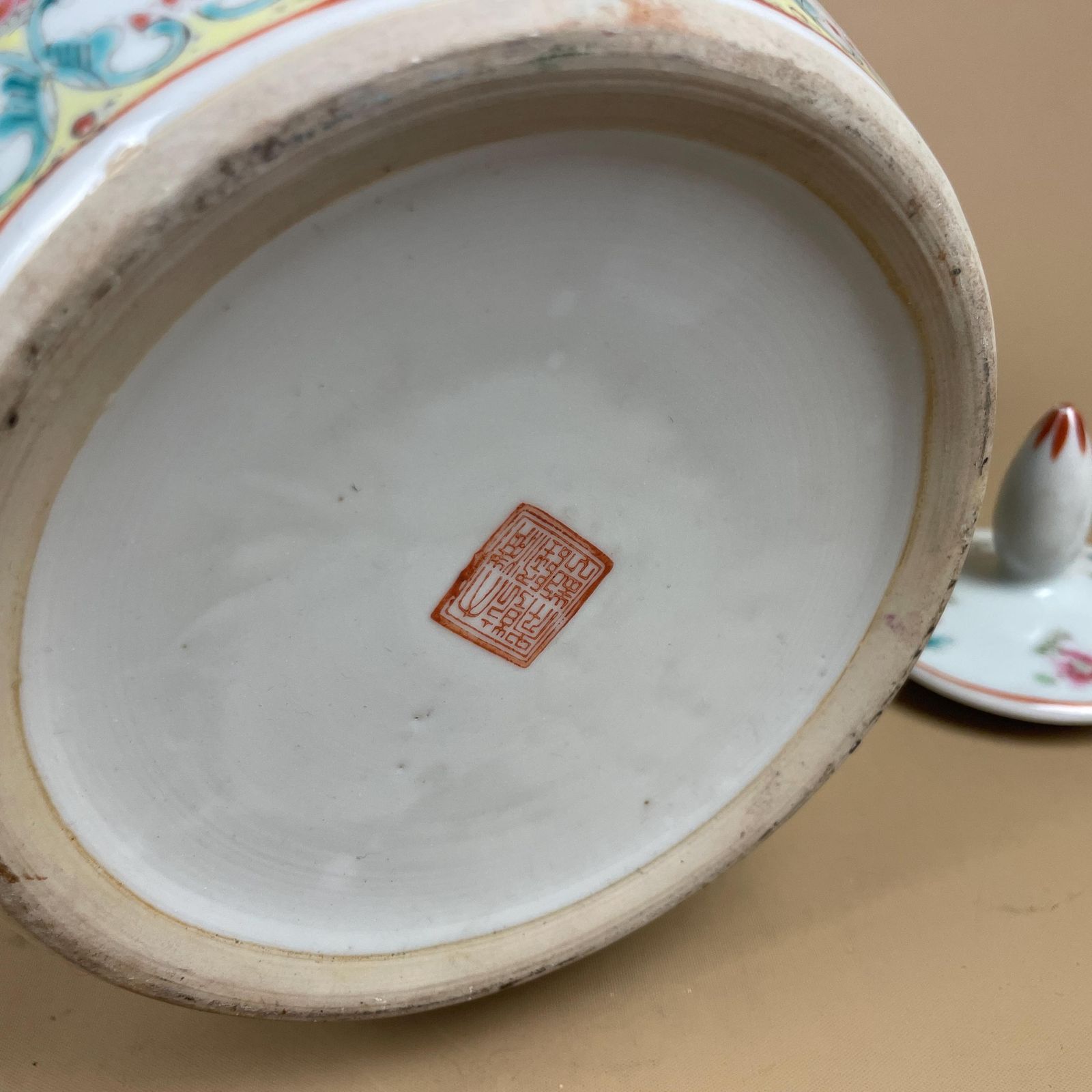 Home Decor Oriental Decorative Vase Ceramic Blue White Floral Butterfly Design Pot Chinese Vintage Display Lidded Ginger Jar Lid Pattern Ornament photo