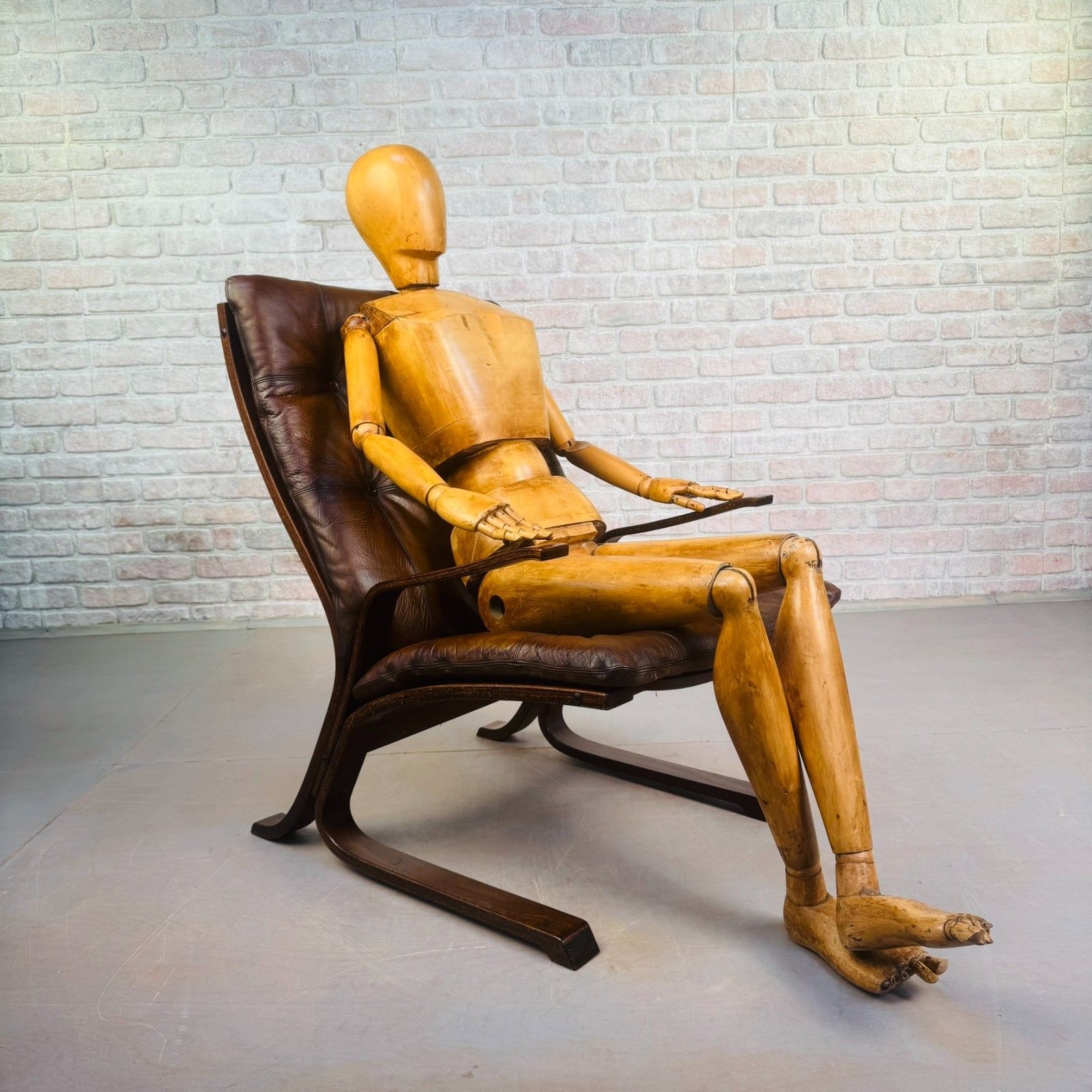 Vintage Danish Brown Leather Cantilever Chair – Sleek Design & Rich Patina photo furniture