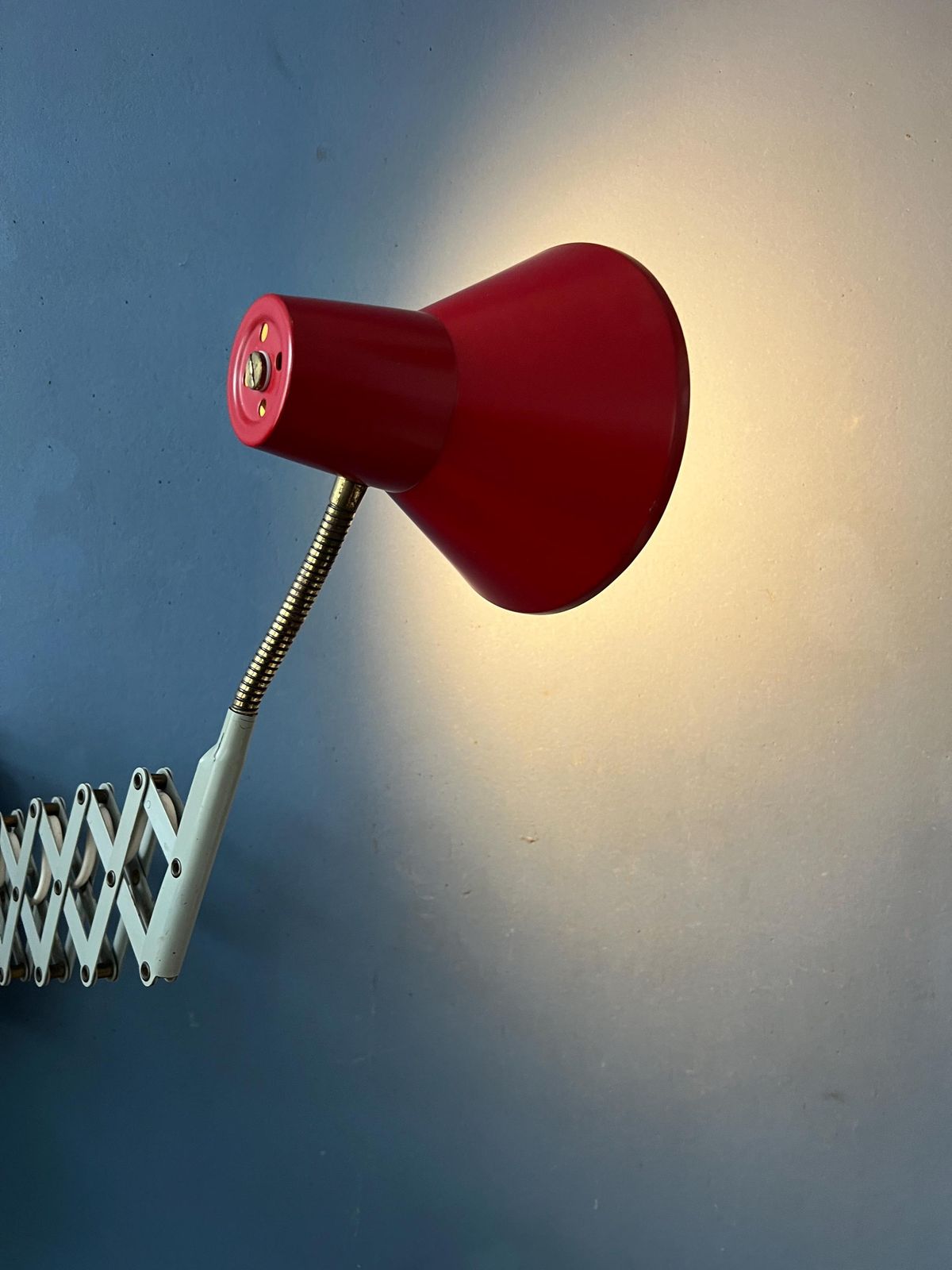 Rode En Witte Hala Schaarlamp Voor Aan De Wand photo vinterior
