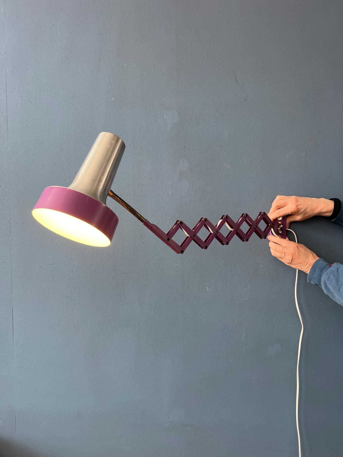 Vintage Space Age Paarse Schaarlamp Voor Aan De Wand photo for sale