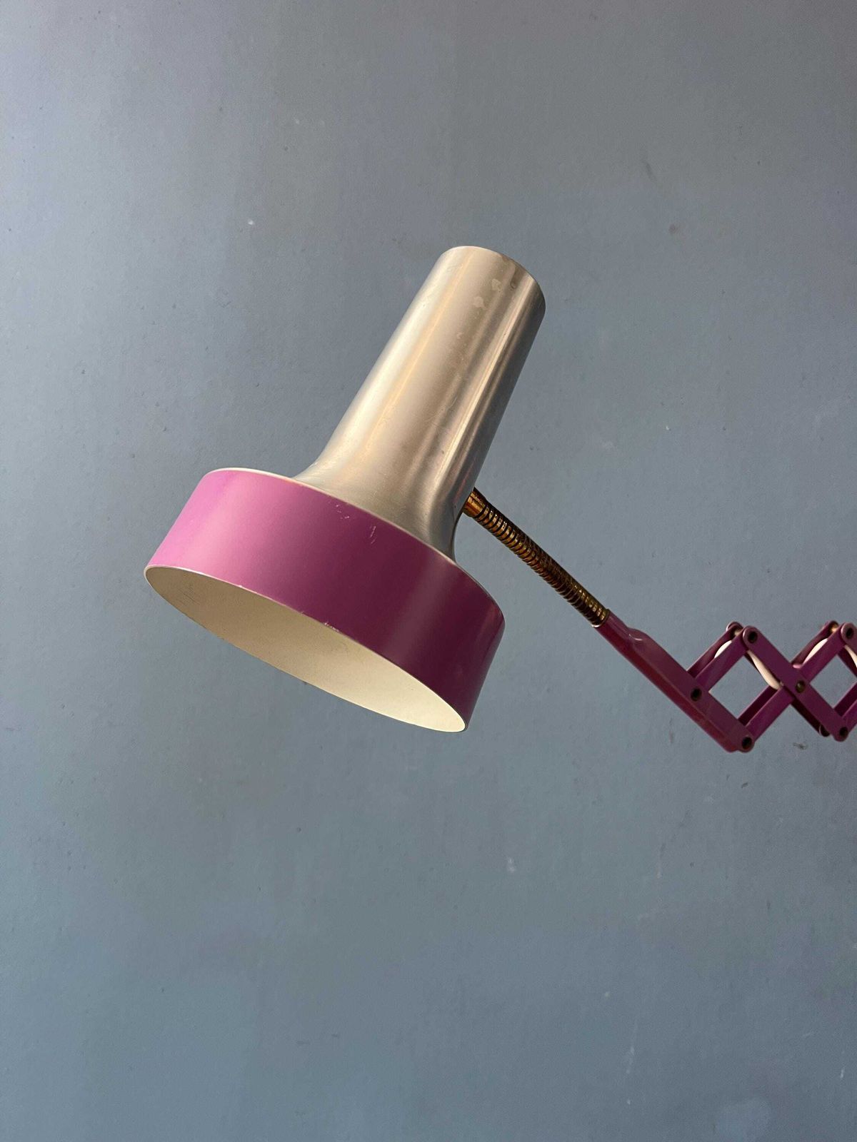 photo furniture Vintage Space Age Paarse Schaarlamp Voor Aan De Wand