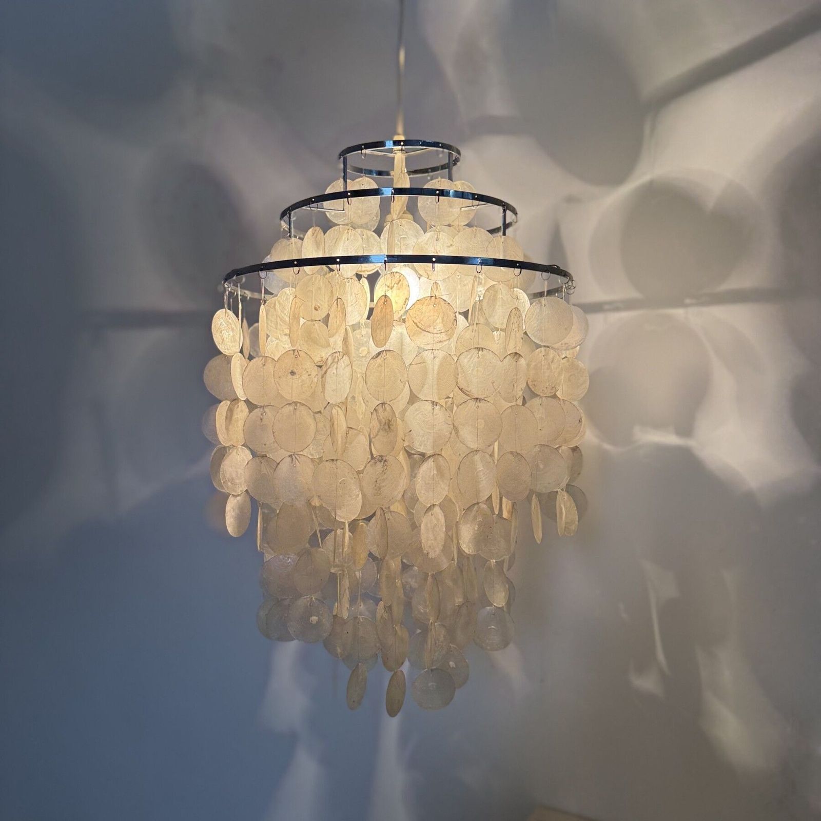 Mid Century Hanglamp In De Stijl Van Verner Panton, Parelmoer Capiz Schelp, Ca. Jaren 1970 photo for sale