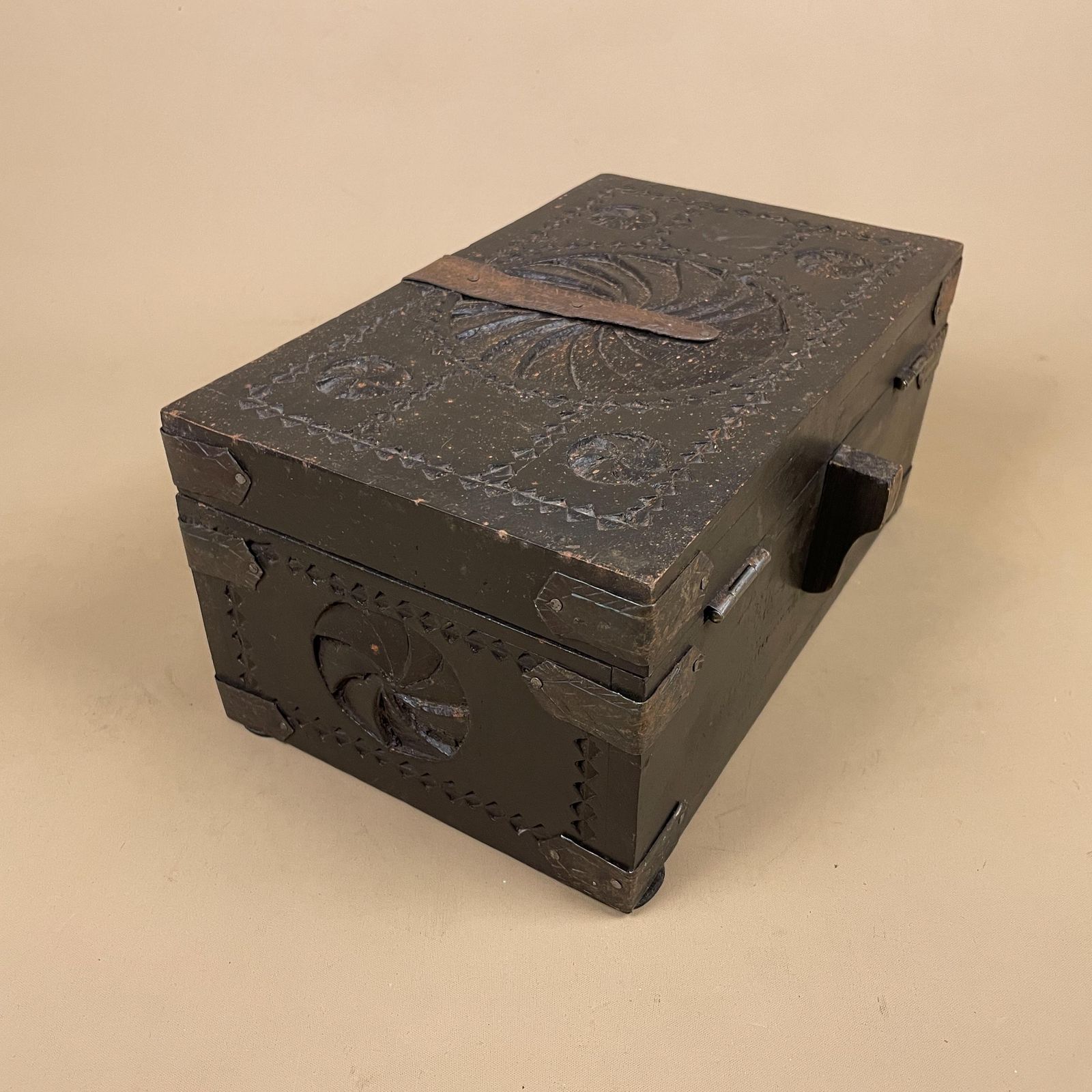 Antique Style Wooden Box Hand Carved Trinket Jewellery Keepsake Storage Brown Wood Metal Clasp Dressing Table Decor Hinged Lid photo Home Decor