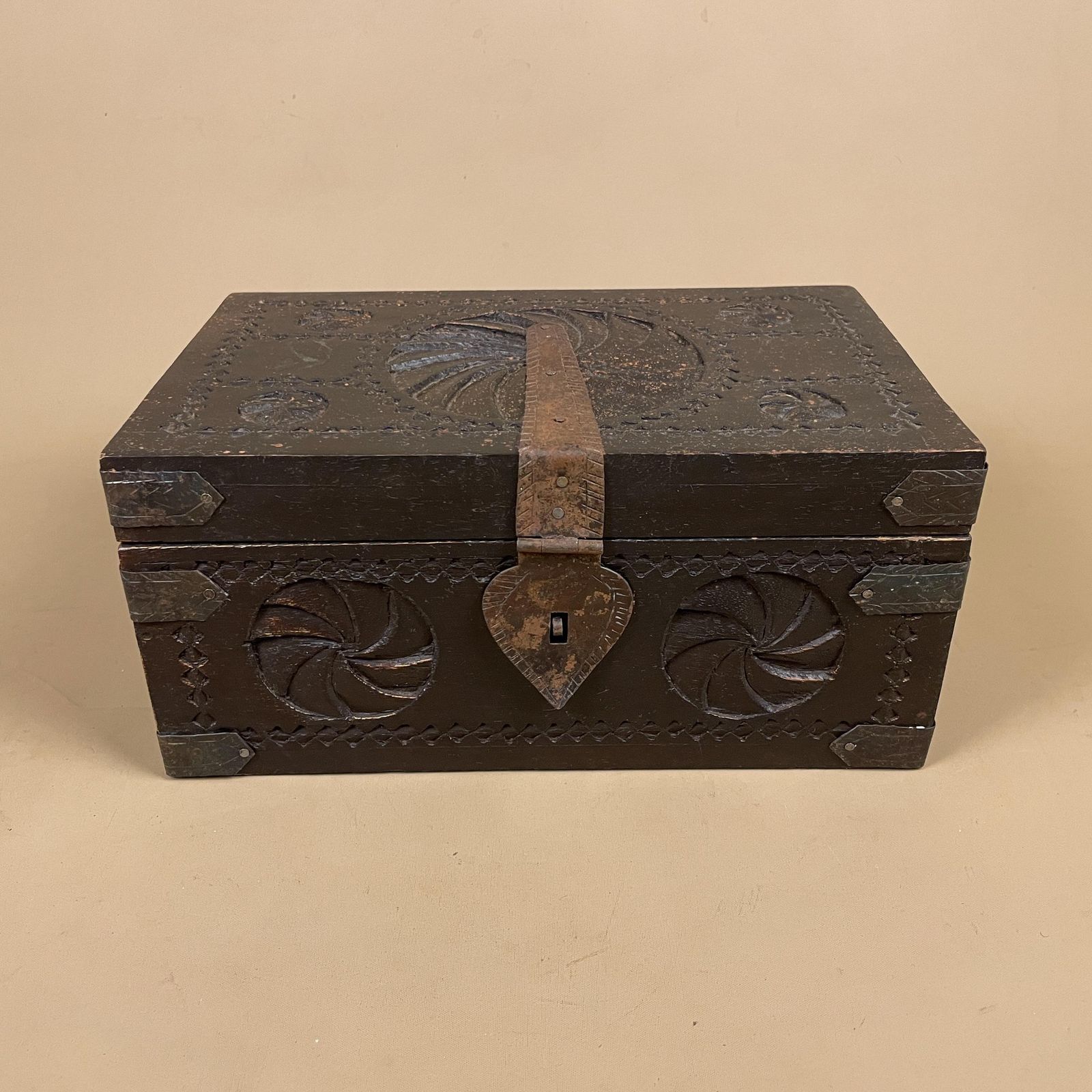 Antique Style Wooden Box Hand Carved Trinket Jewellery Keepsake Storage Brown Wood Metal Clasp Dressing Table Decor Hinged Lid photo vinterior