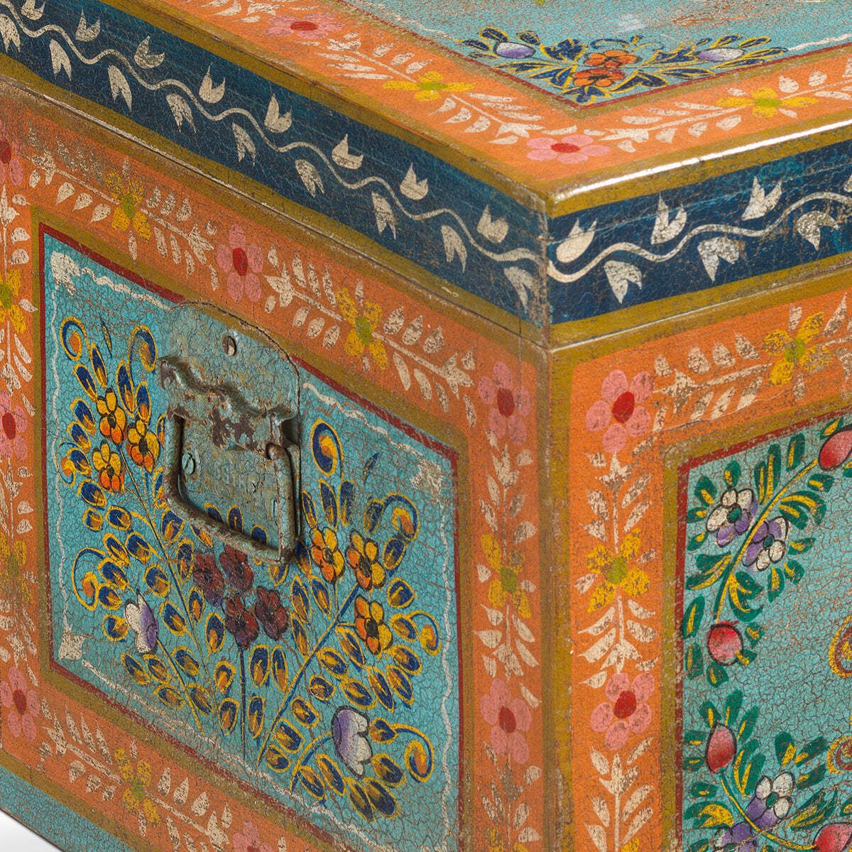 Hand Painted Wooden Box, Oriental photo vinterior