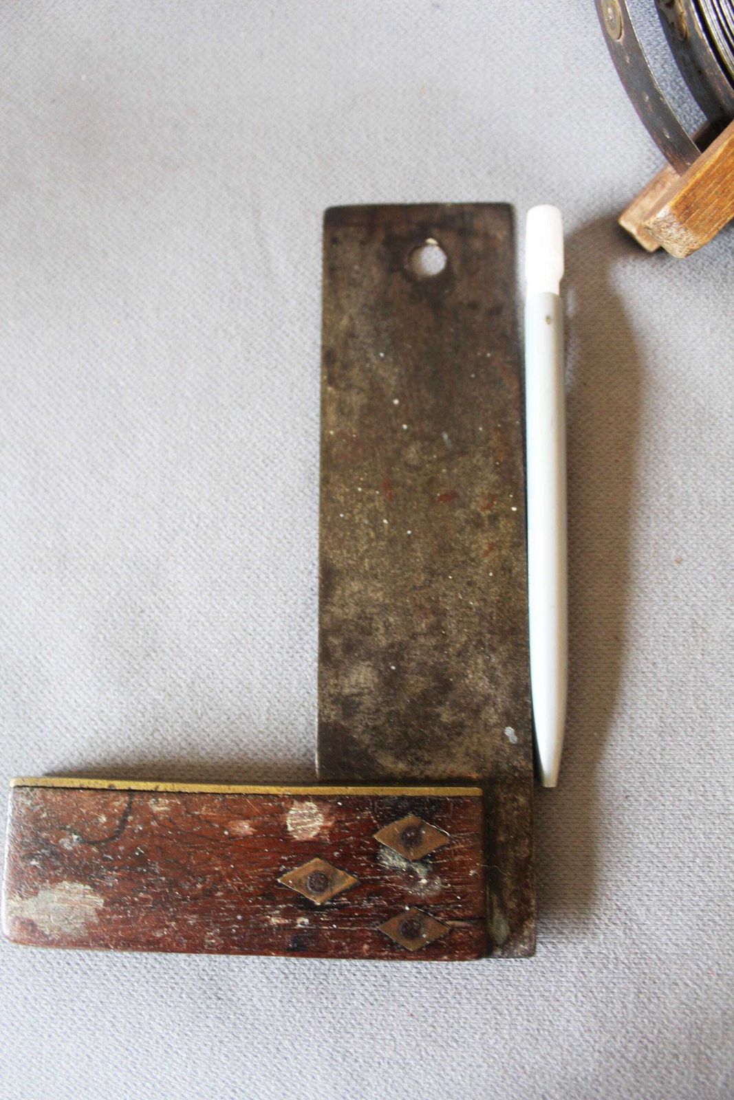 132.0 Set Of Four Antique Wood Tools, Surveyor Coiled Steel Tape Measure With Brass, A Scribe Marking Gauge, Square With Inlay, Metal Plumb Bob, photo