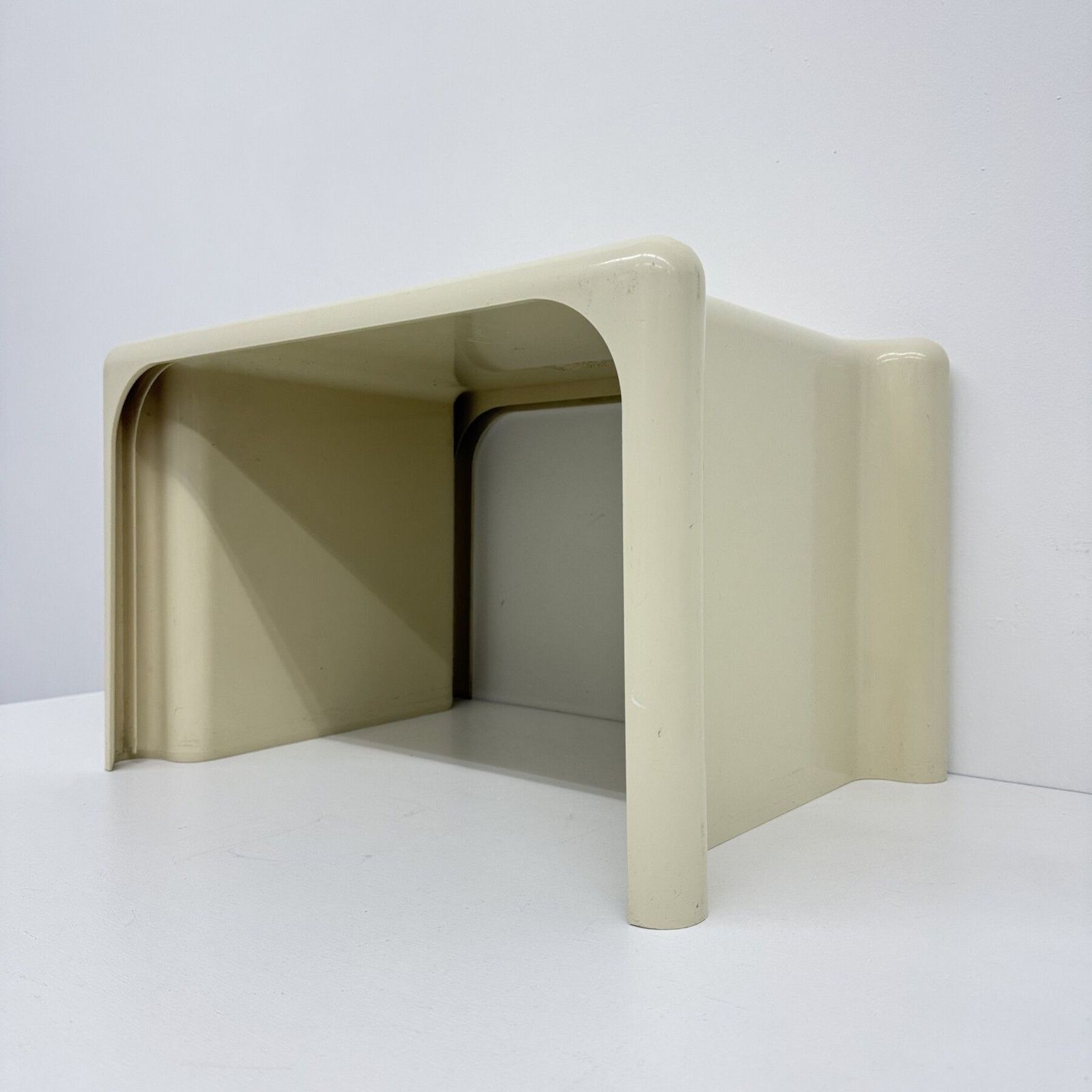 photo vintage Italiaanse moderne kunststof bijzettafel van Giotto Stoppino voor Elco Scorze, jaren 1970