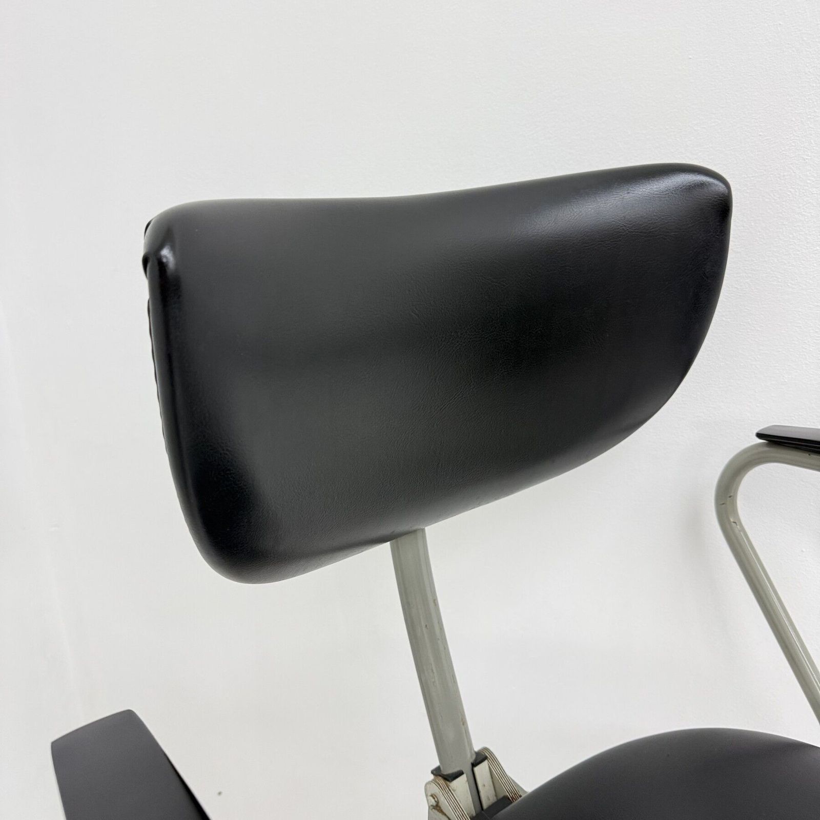 photo furniture Mid Century 3311 Bureaustoel Van Toon De Wit Voor Gebroeders De Wit, Ca. Jaren 1960