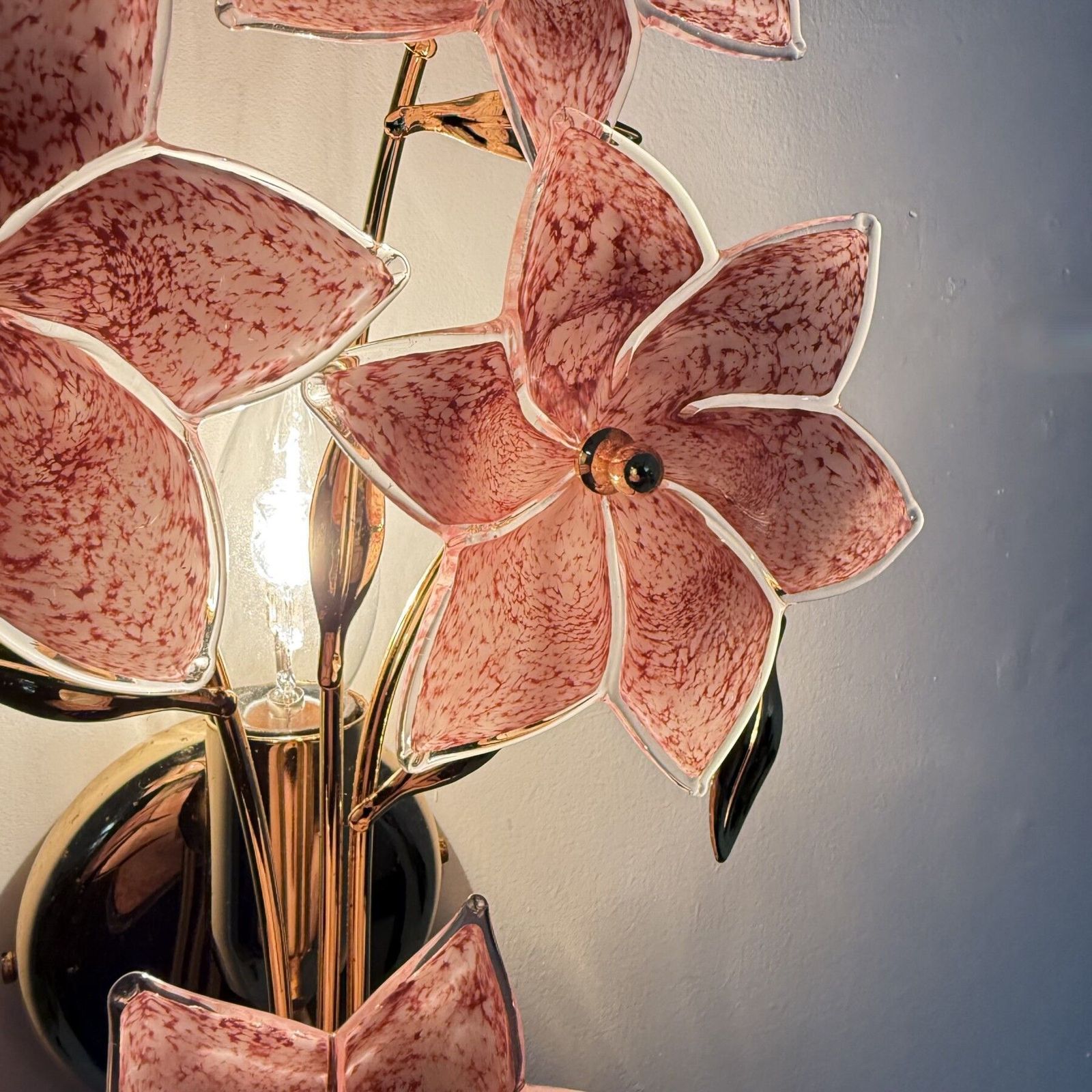 Mid Century Design Murano Roze Glazen Bloem Wandlamp, Jaren 1970 photo for sale