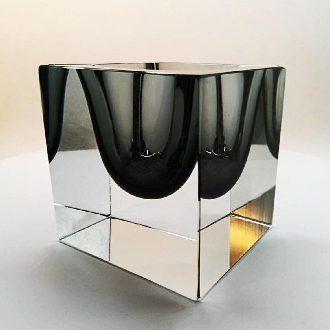 photo furniture 1960s Rare Big Cube Ashtray Or Catch All In Murano Glass By Flavio Poli For Seguso.