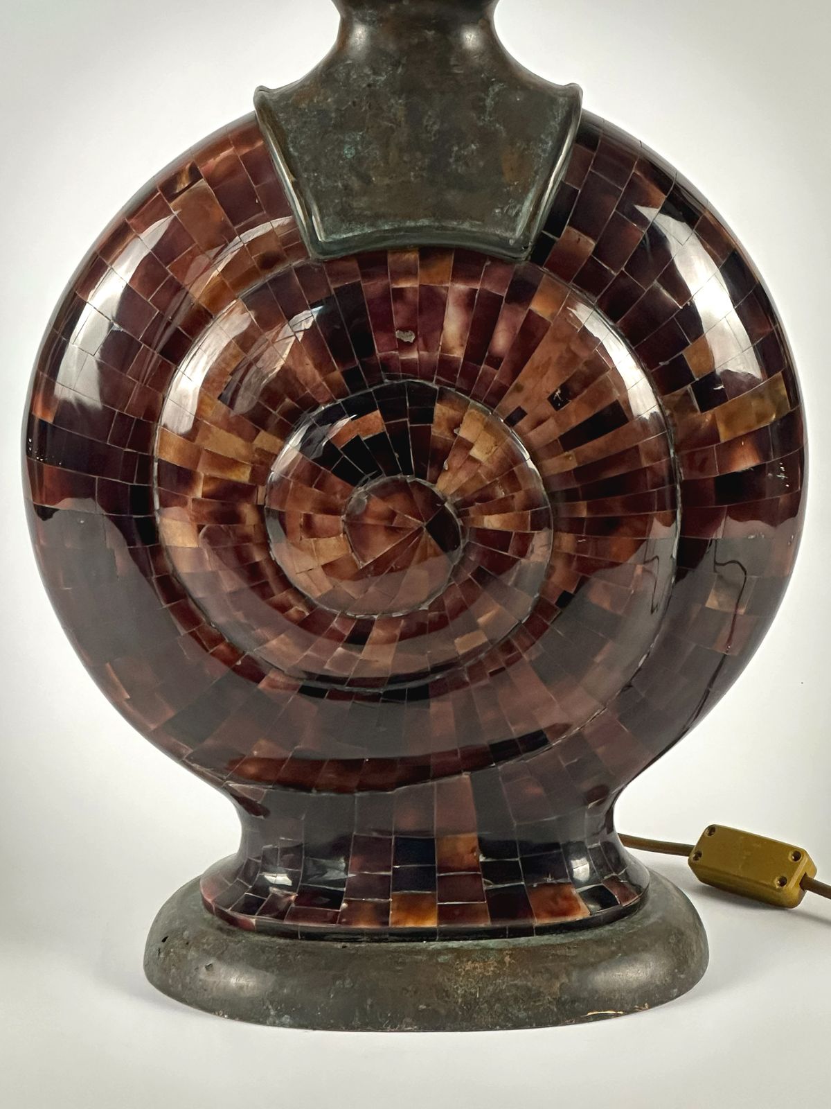 photo furniture Vintage Maitland Smith Penshell And Bronze Snail Table Lamp, 1980s Philippines