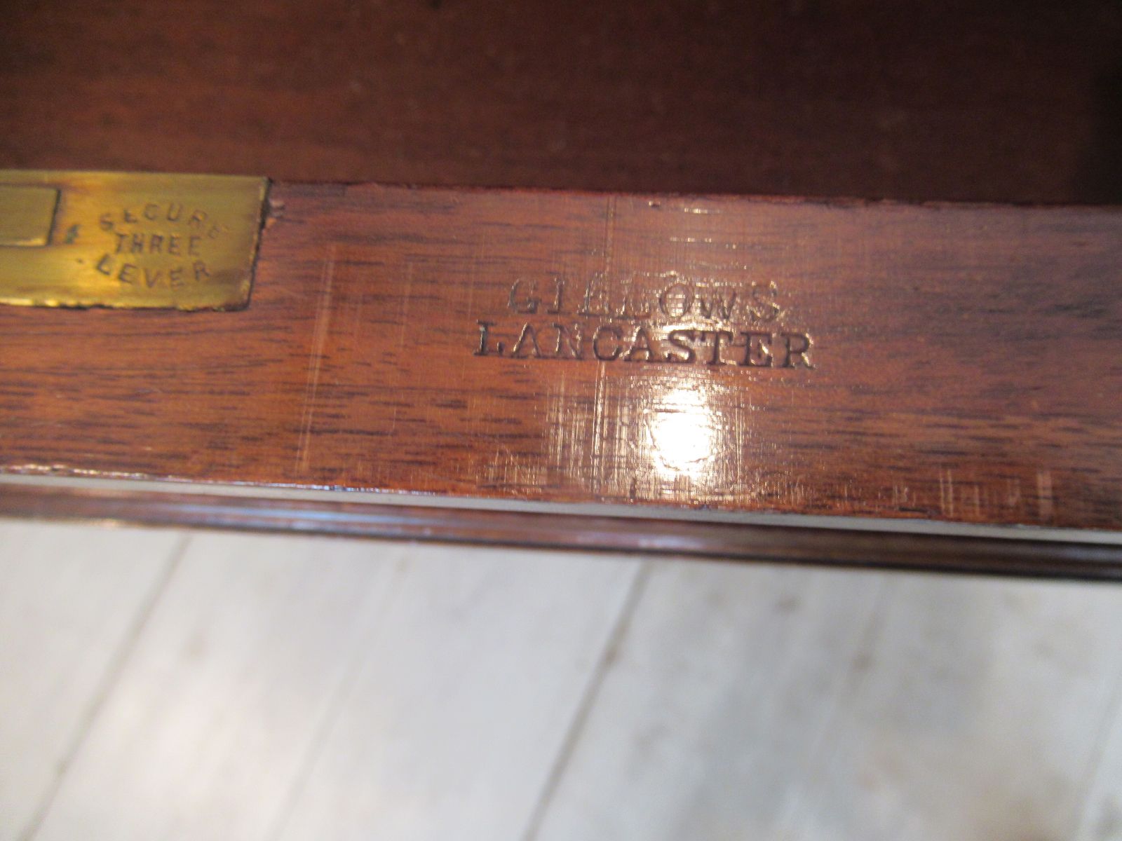 photo vinterior Walnut   Knee Hole Desk By Gillows,   Lancaster
