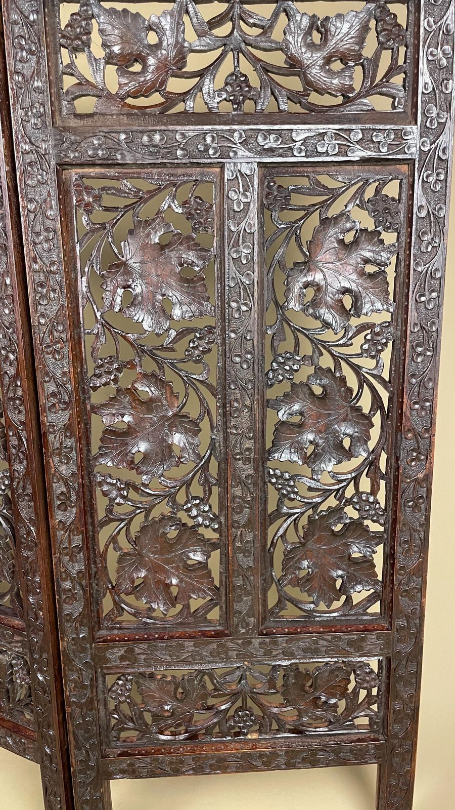 photo vintage Indian Hand Carved Wood Folding Screen Floral Panels Small Area Divider Antique Wooden Intricate