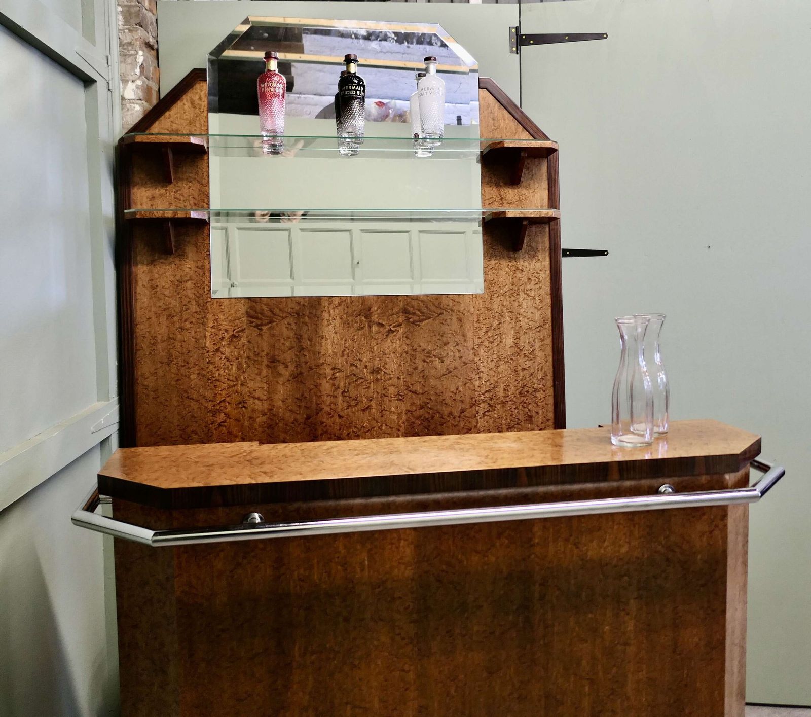 Art Deco Style Reception Dry Bar Restaurant Greeter An Impressive Front Of House Free Sta photo vinterior