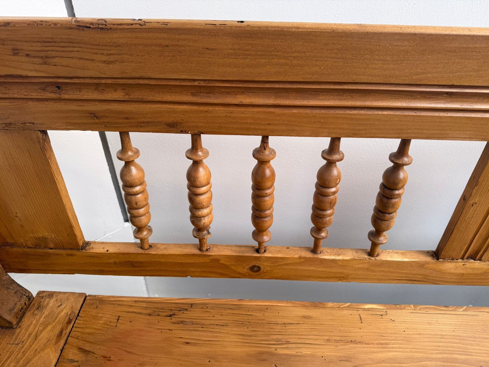 A Superbly Waxed Genuine Victorian Pine Hungarian 2/3 Seater Box Settle photo vinterior
