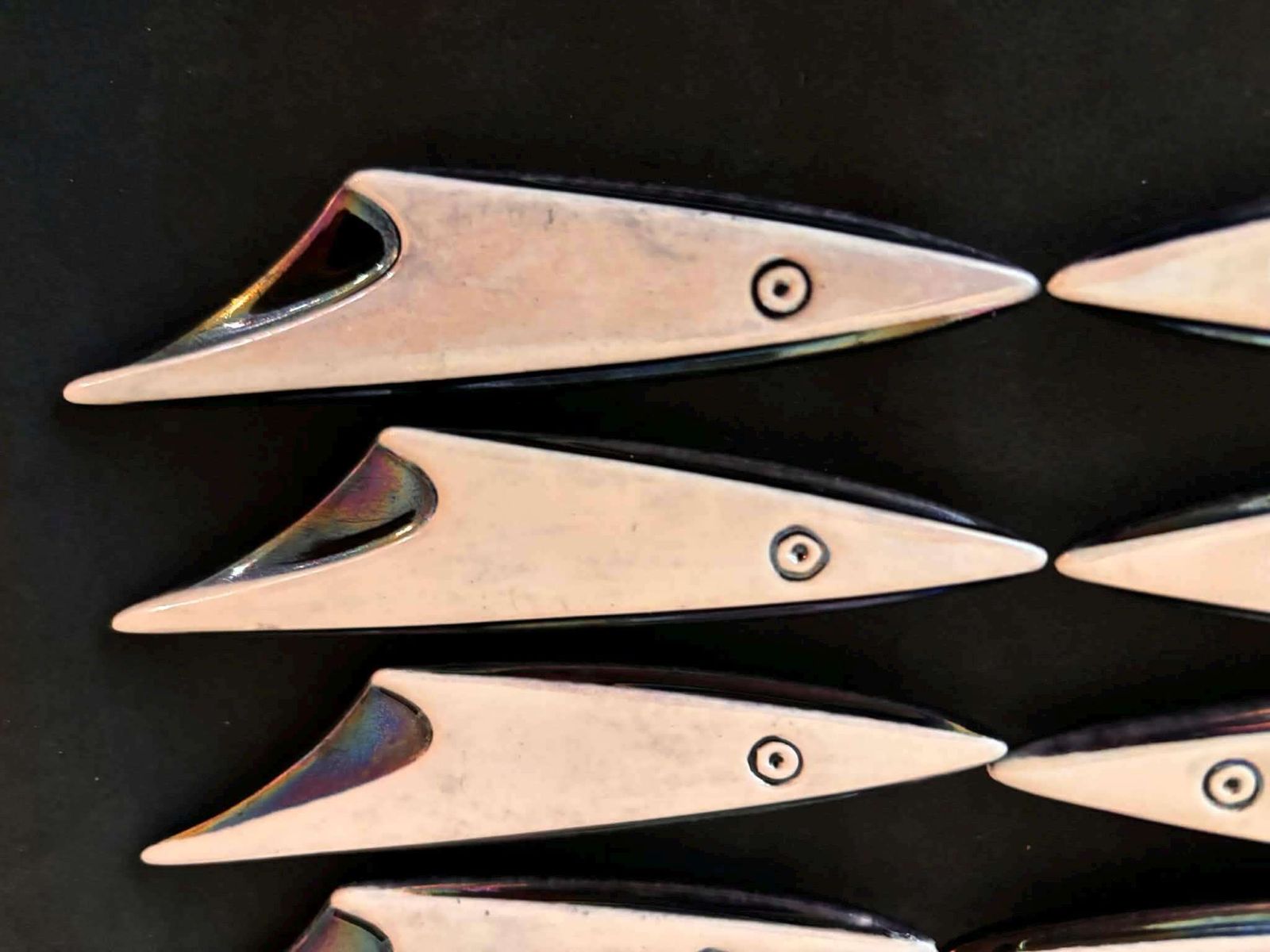 Set Van 8 Franse Mid Century Keramische Messenleggers – Sculptuurvormig Visontwerp, Iriserend Glazuur photo buy