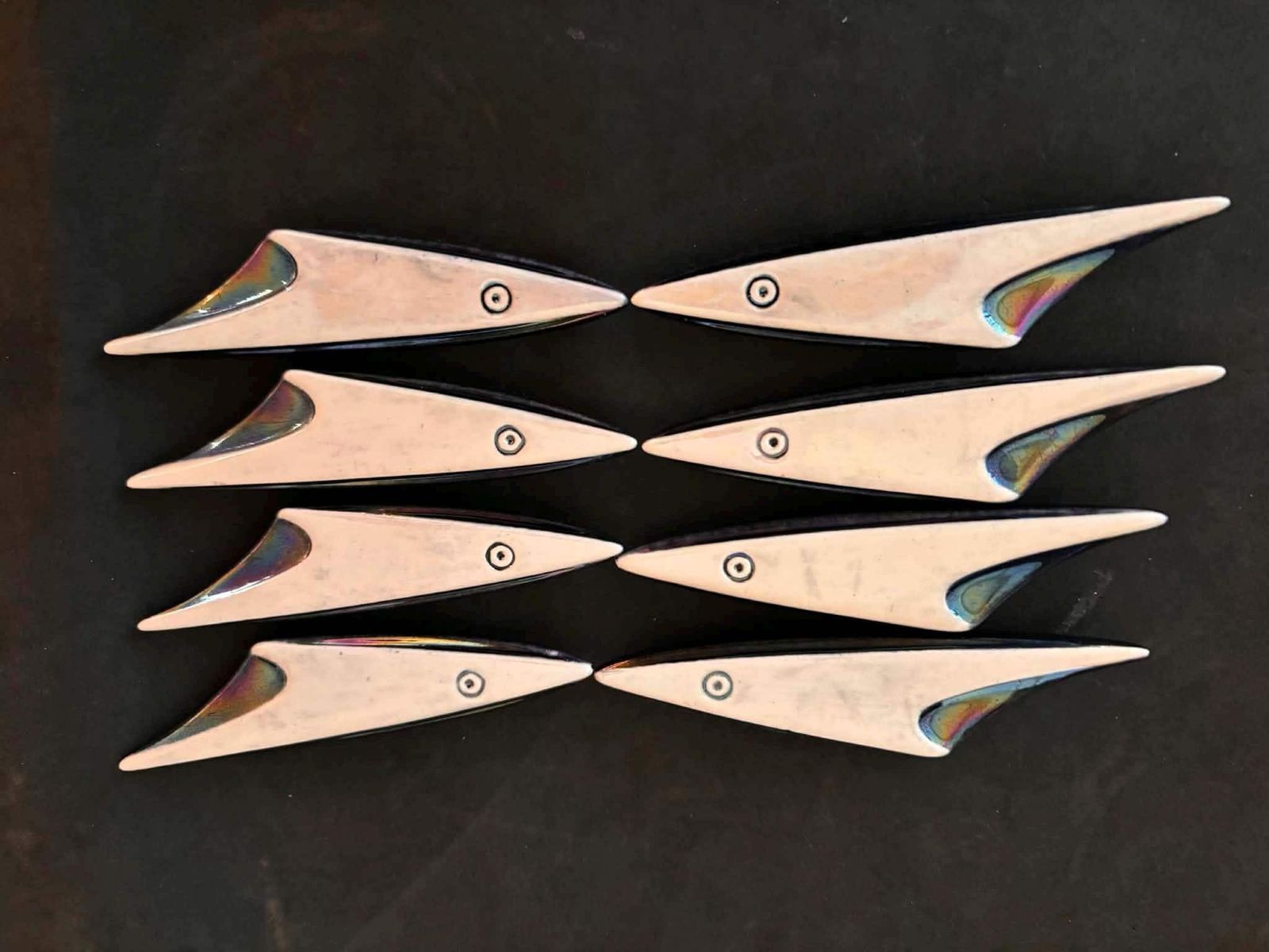 185.0 Set Van 8 Franse Mid Century Keramische Messenleggers – Sculptuurvormig Visontwerp, Iriserend Glazuur photo