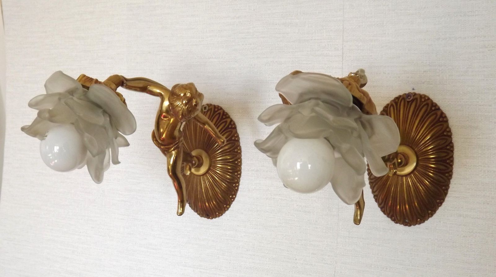 Paire d'appliques murales italiennes décoratives en bronze avec abat-jour en verre pétale de fleur photo 475.0