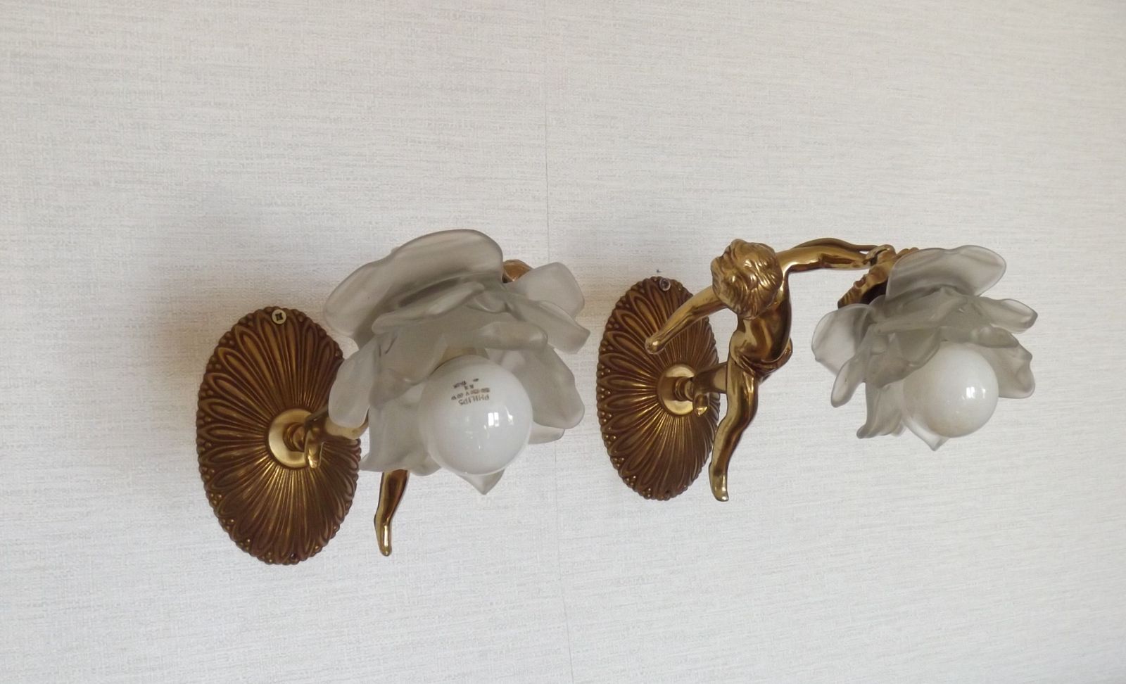 Paire d'appliques murales italiennes décoratives en bronze avec abat-jour en verre pétale de fleur photo buy