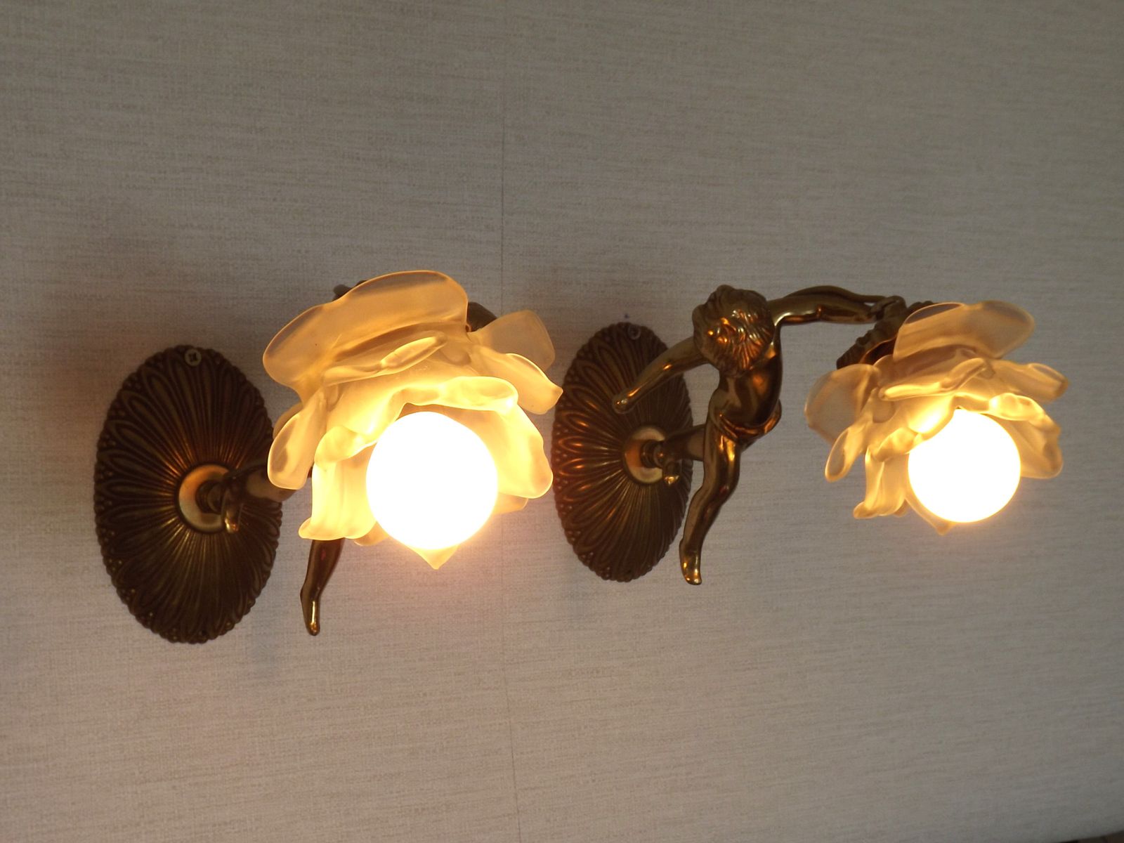 Paire d'appliques murales italiennes décoratives en bronze avec abat-jour en verre pétale de fleur photo vintage