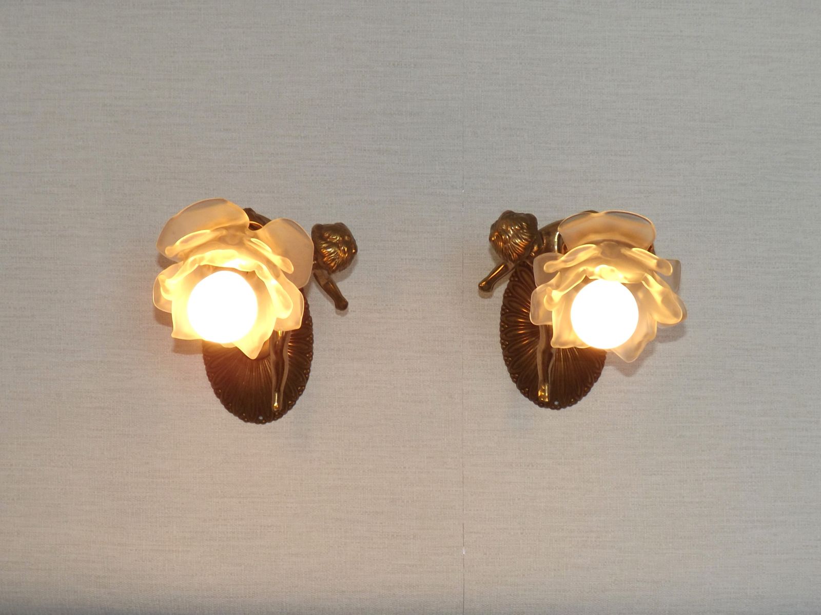 Paire d'appliques murales italiennes décoratives en bronze avec abat-jour en verre pétale de fleur photo vinterior