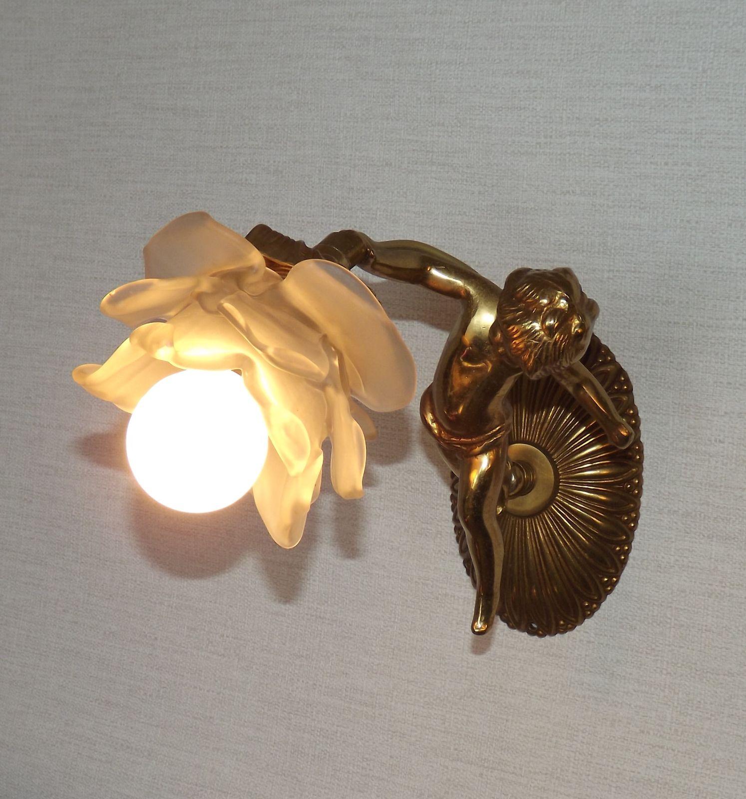 475.0 Paire d'appliques murales italiennes décoratives en bronze avec abat-jour en verre pétale de fleur photo