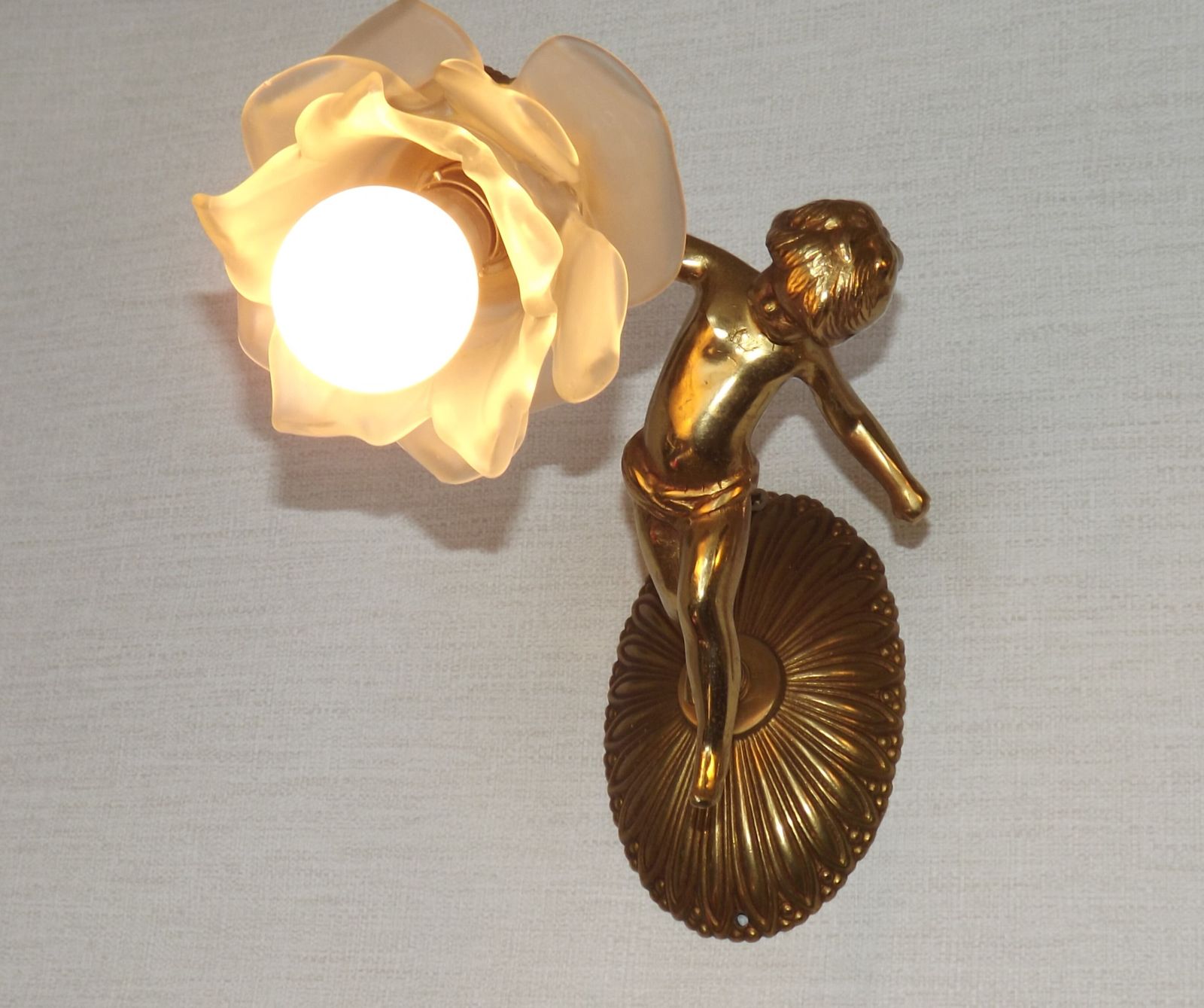 Luminaires Paire d'appliques murales italiennes décoratives en bronze avec abat-jour en verre pétale de fleur photo