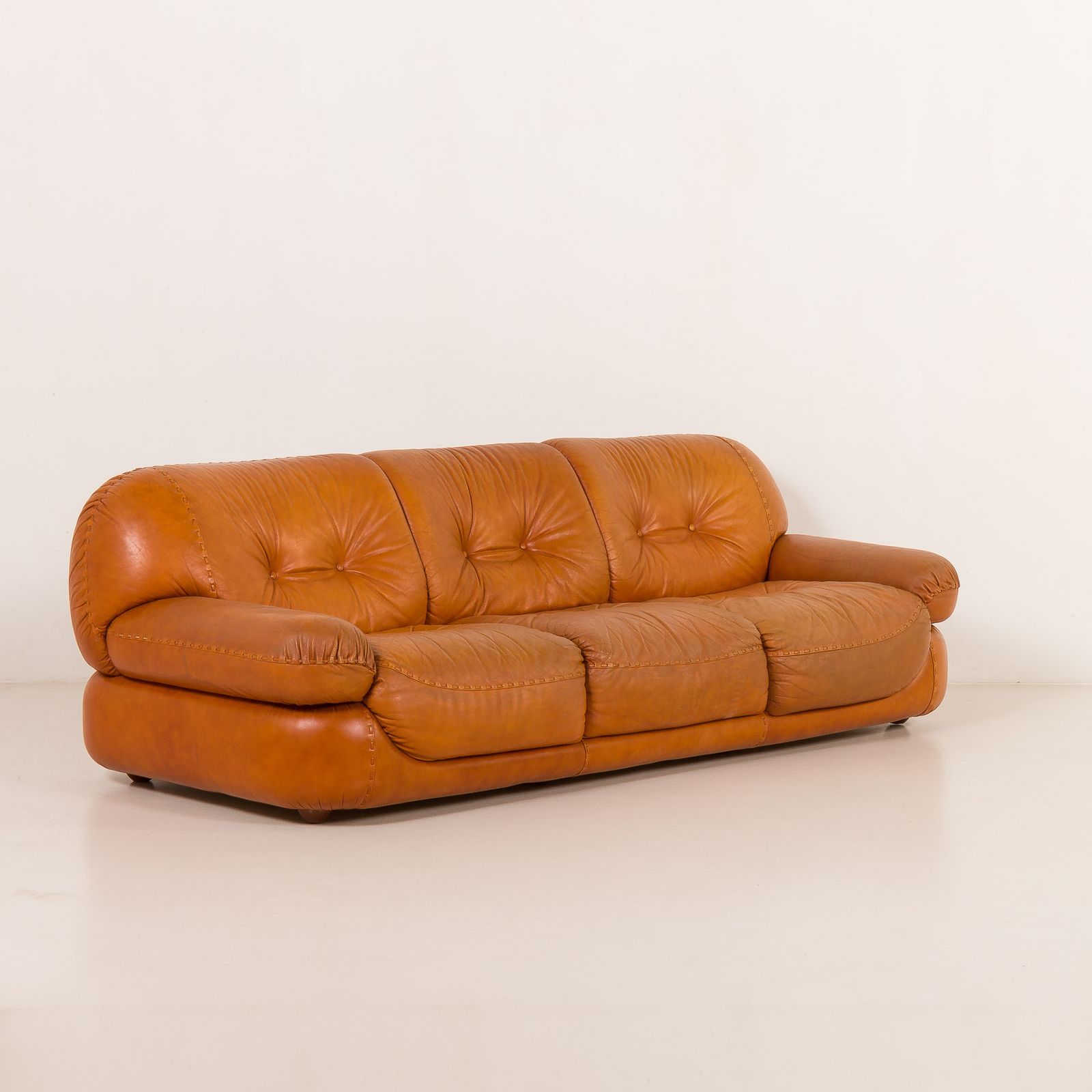 Mobil Girgi Sapporo Leather Sofa, 1970s photo Furniture