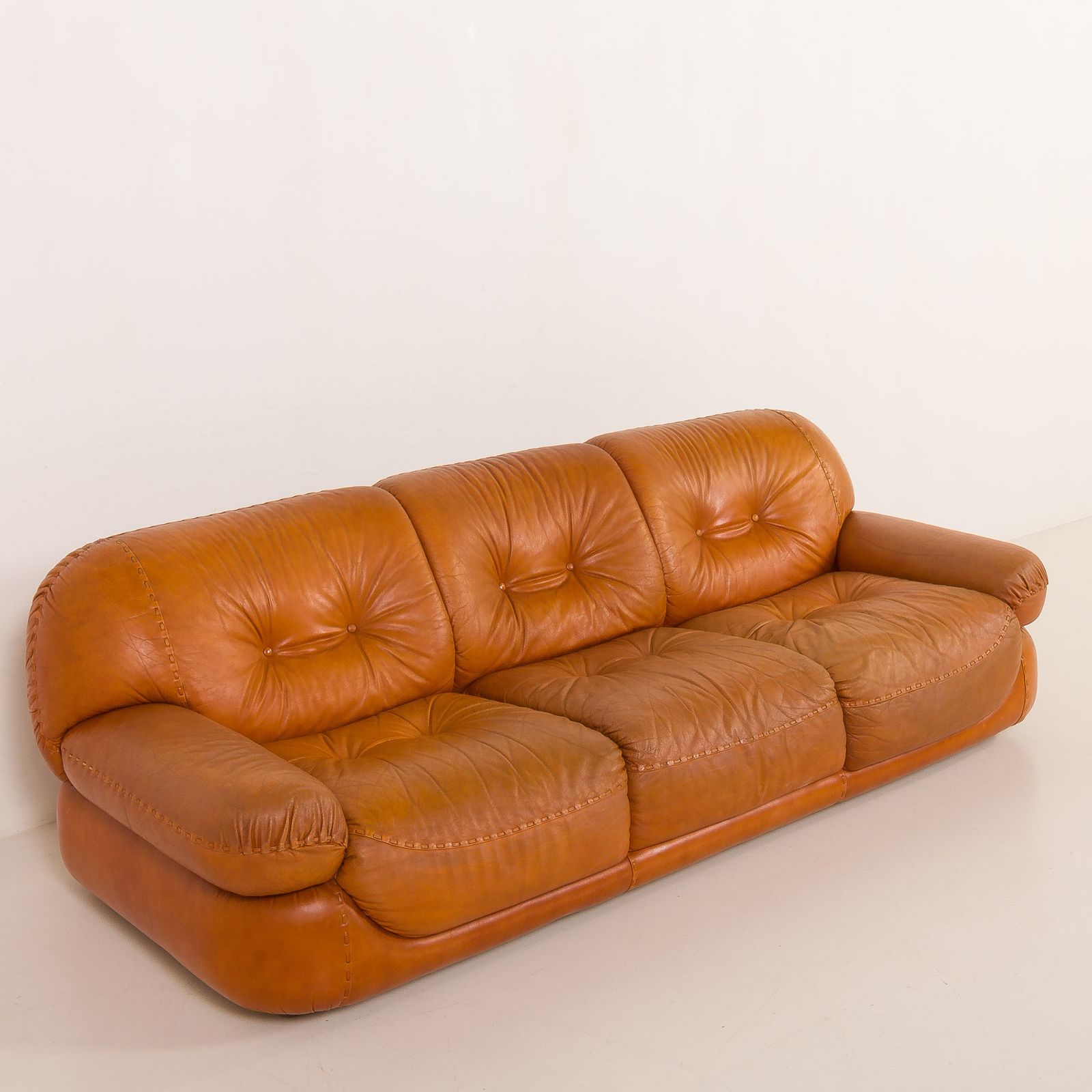 Mobil Girgi Sapporo Leather Sofa, 1970s photo vintage