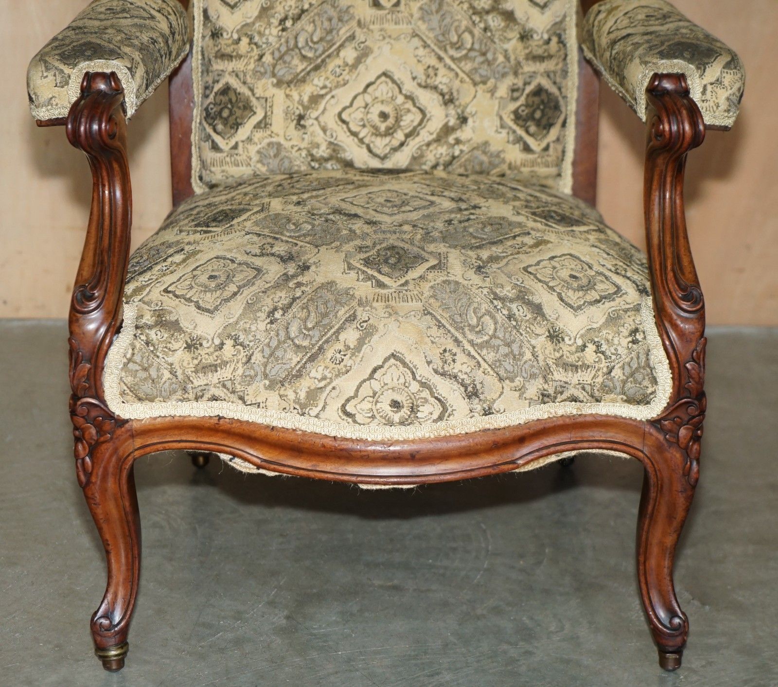 photo vinterior Fine Antique Victorian Hand Carved Library Reading Wingback Show Framed Armchair