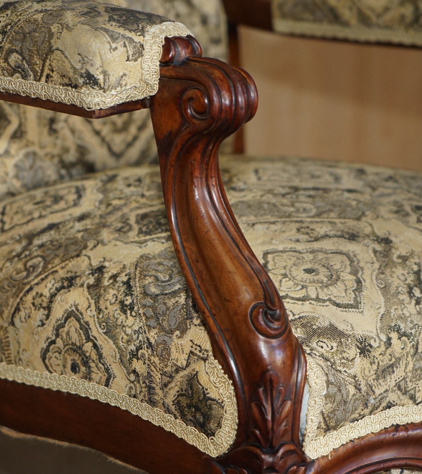 photo vintage Fine Antique Victorian Hand Carved Library Reading Wingback Show Framed Armchair