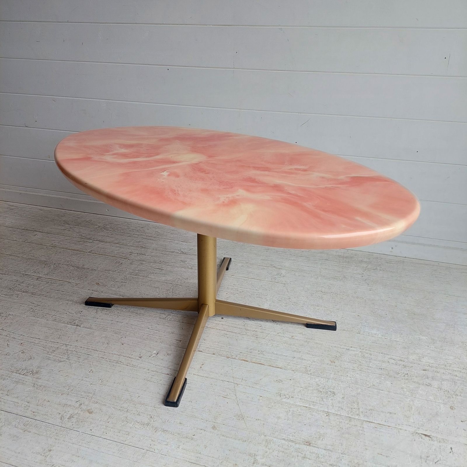 photo vintage Mid Century Pink Oval Coffee Table Onyx Resin And Gilt Metal X Base, Italy 1970s