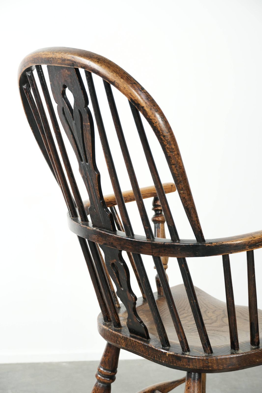 506.0 Elegant Antique English Early 19th Century Windsor Highback Chair With A Beautiful Patina And Stunning Colors. photo