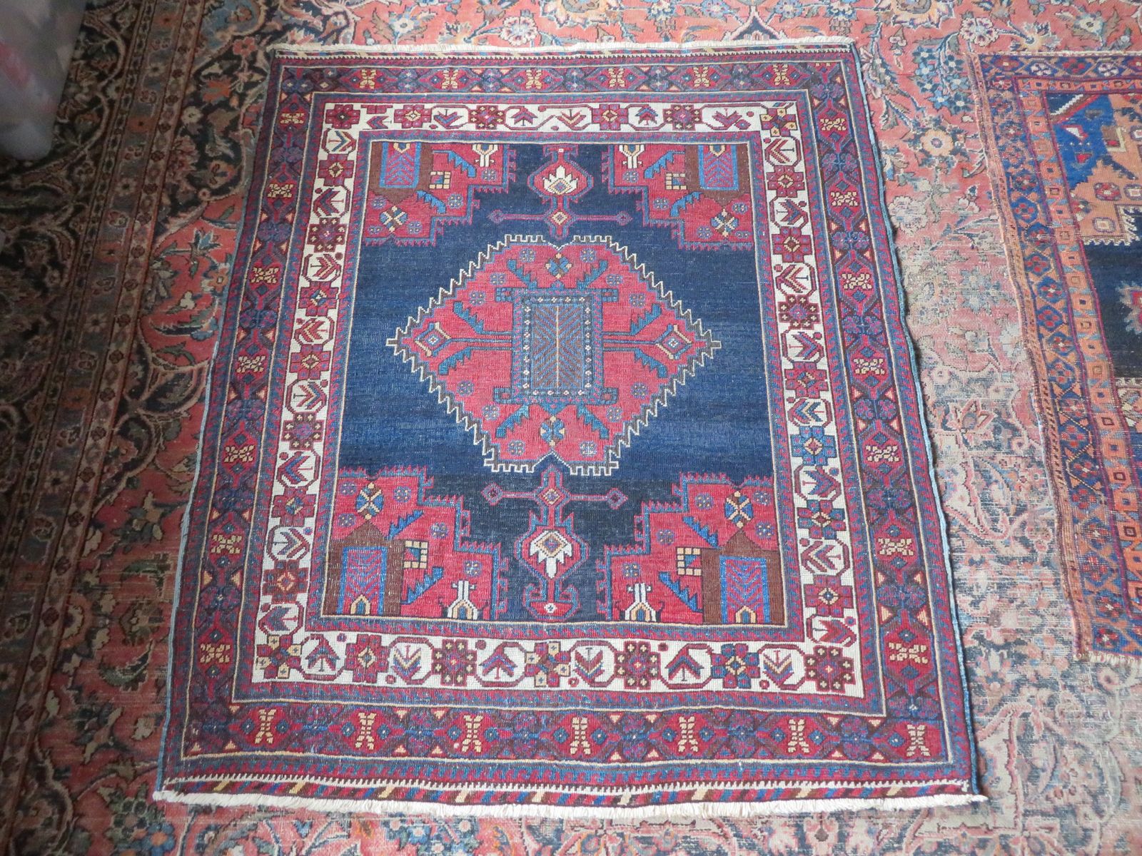 photo vinterior Antique Tribal Rug. 132cm X 114cm.