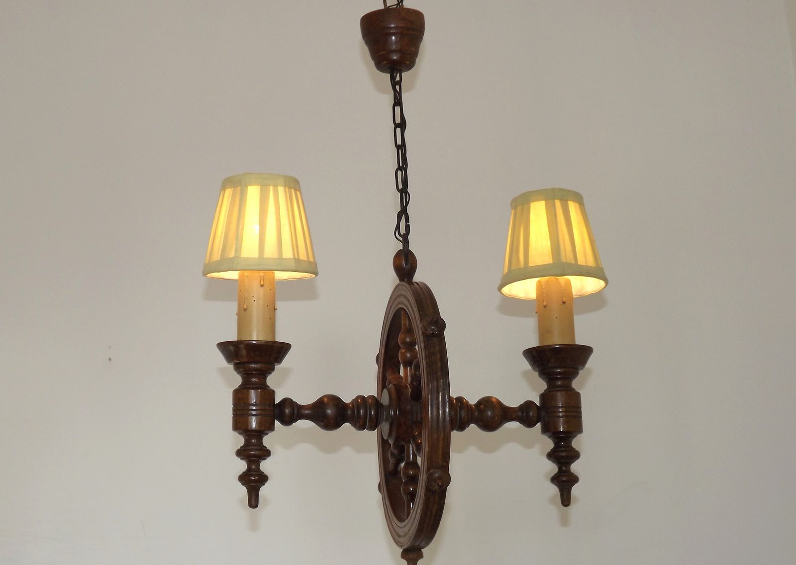 Lustre 2 lumières de style campagne française en bois avec abat-jour en tissu crème photo vinterior