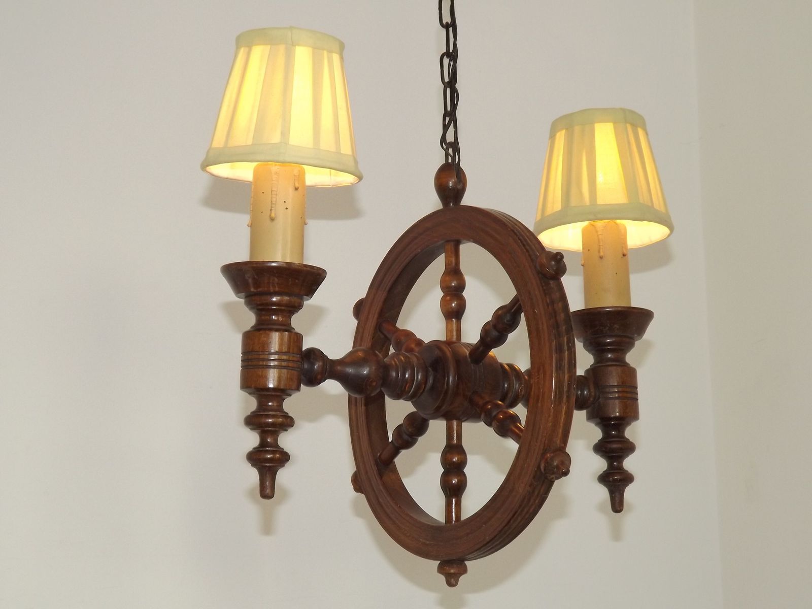 Lustre 2 lumières de style campagne française en bois avec abat-jour en tissu crème photo Luminaires