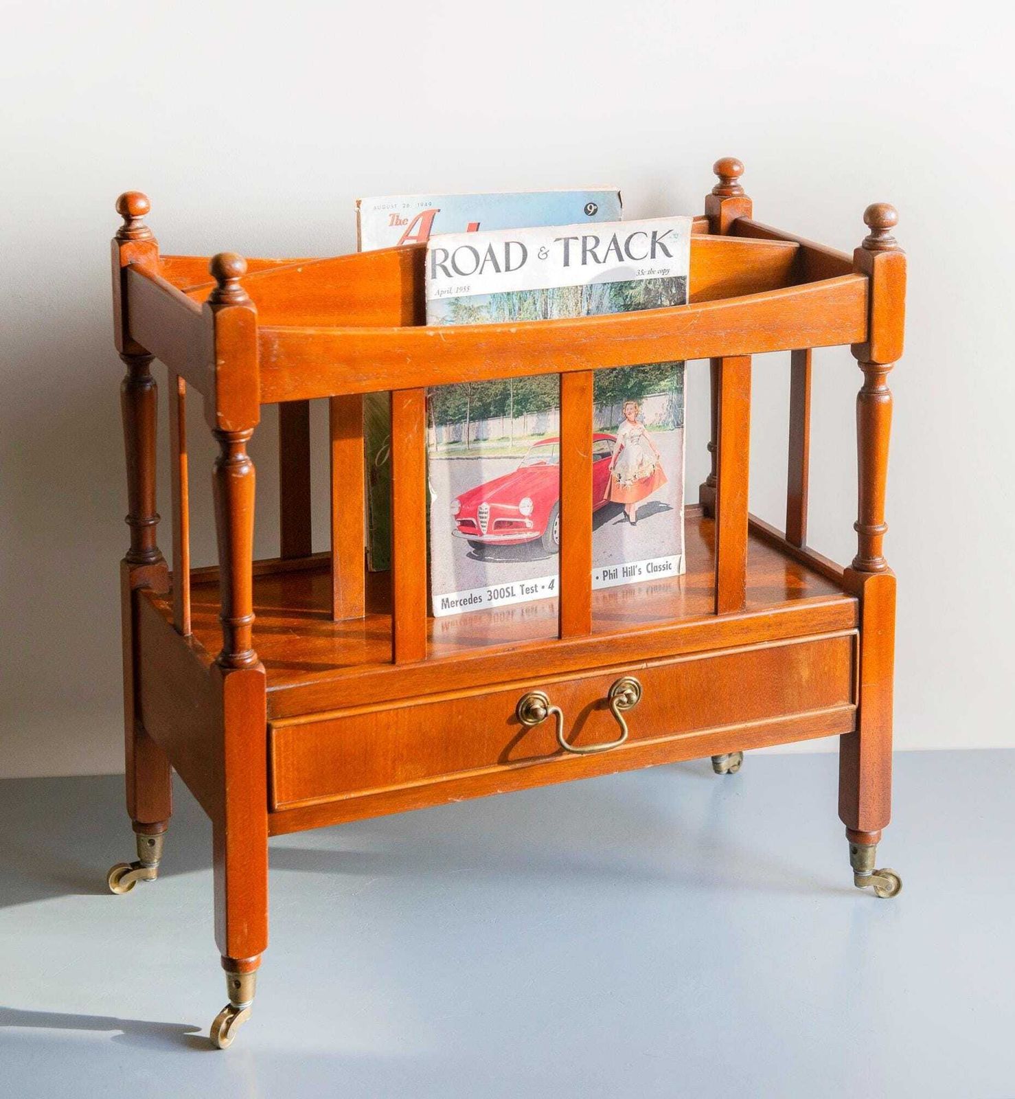 Vintage Houten Tijdschriftenrek Op Wielen Met Lade – Mid Century Boekenkast Op Rijdbaar Onderstel