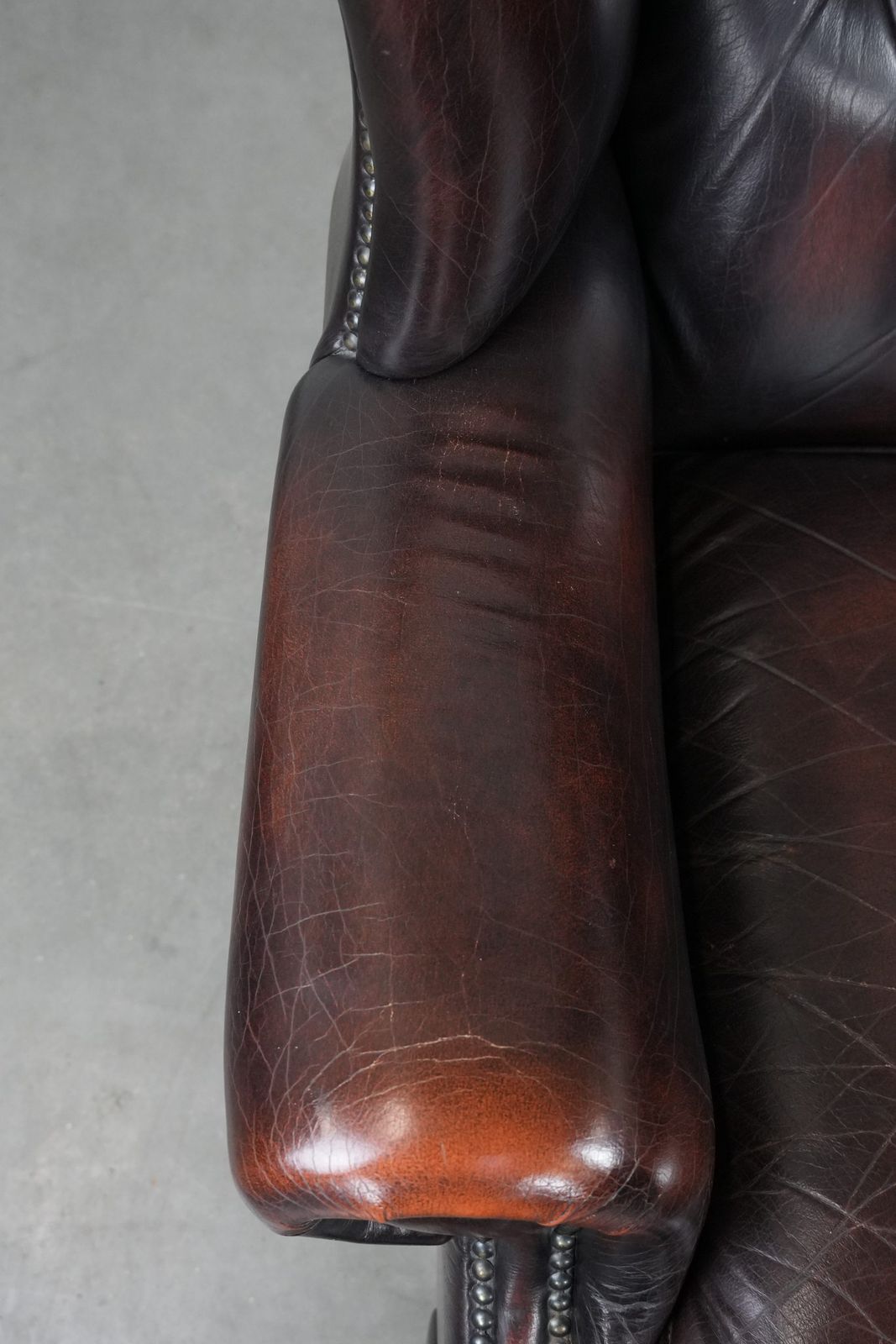 Bruine Koeienhuid Chesterfield Fauteuil Met Vleugelleuningen In Klassieke Engelse Stijl. photo buy