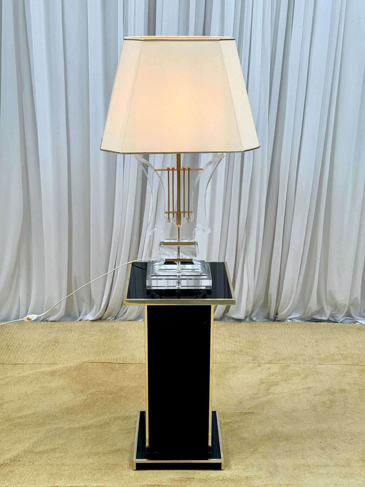 Rare 1970s Italian Hollywood Regency Lucite Table Lamp With Original Shade – Sculptural Harp Design photo for sale