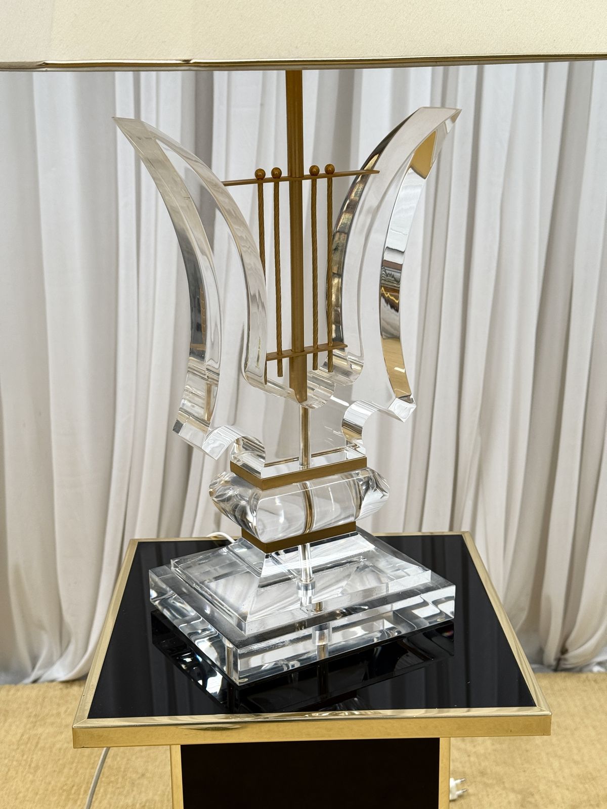 Rare 1970s Italian Hollywood Regency Lucite Table Lamp With Original Shade – Sculptural Harp Design photo 850.0