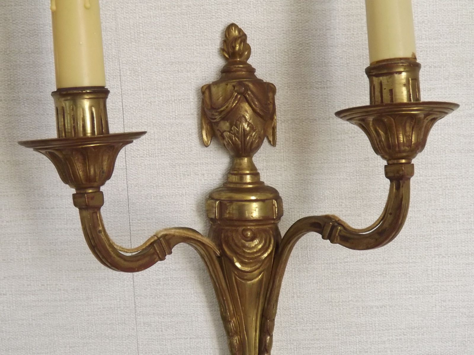 photo furniture Grande applique murale double Empire en bronze, style français, avec détail urne et guirlande