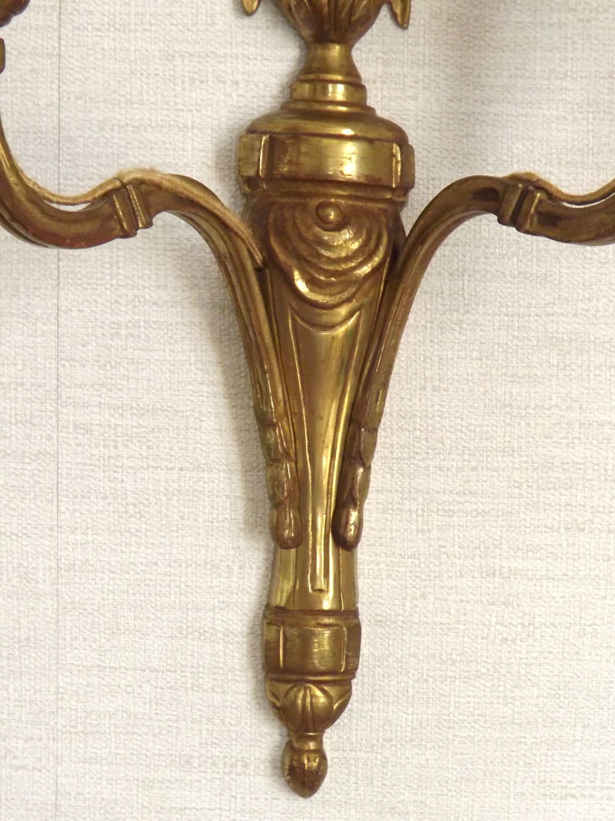 Grande applique murale double Empire en bronze, style français, avec détail urne et guirlande photo vinterior