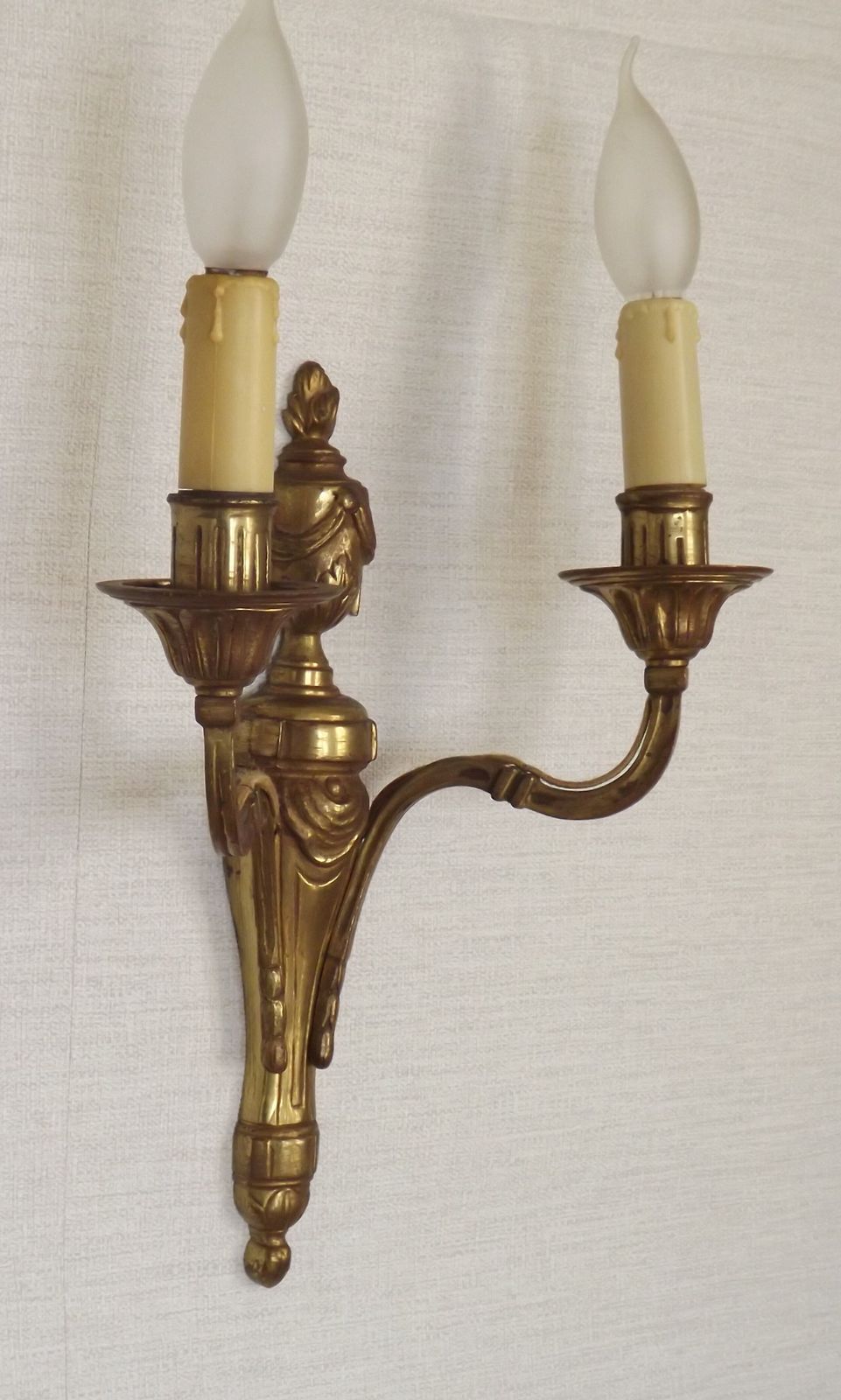 Grande applique murale double Empire en bronze, style français, avec détail urne et guirlande photo Luminaires