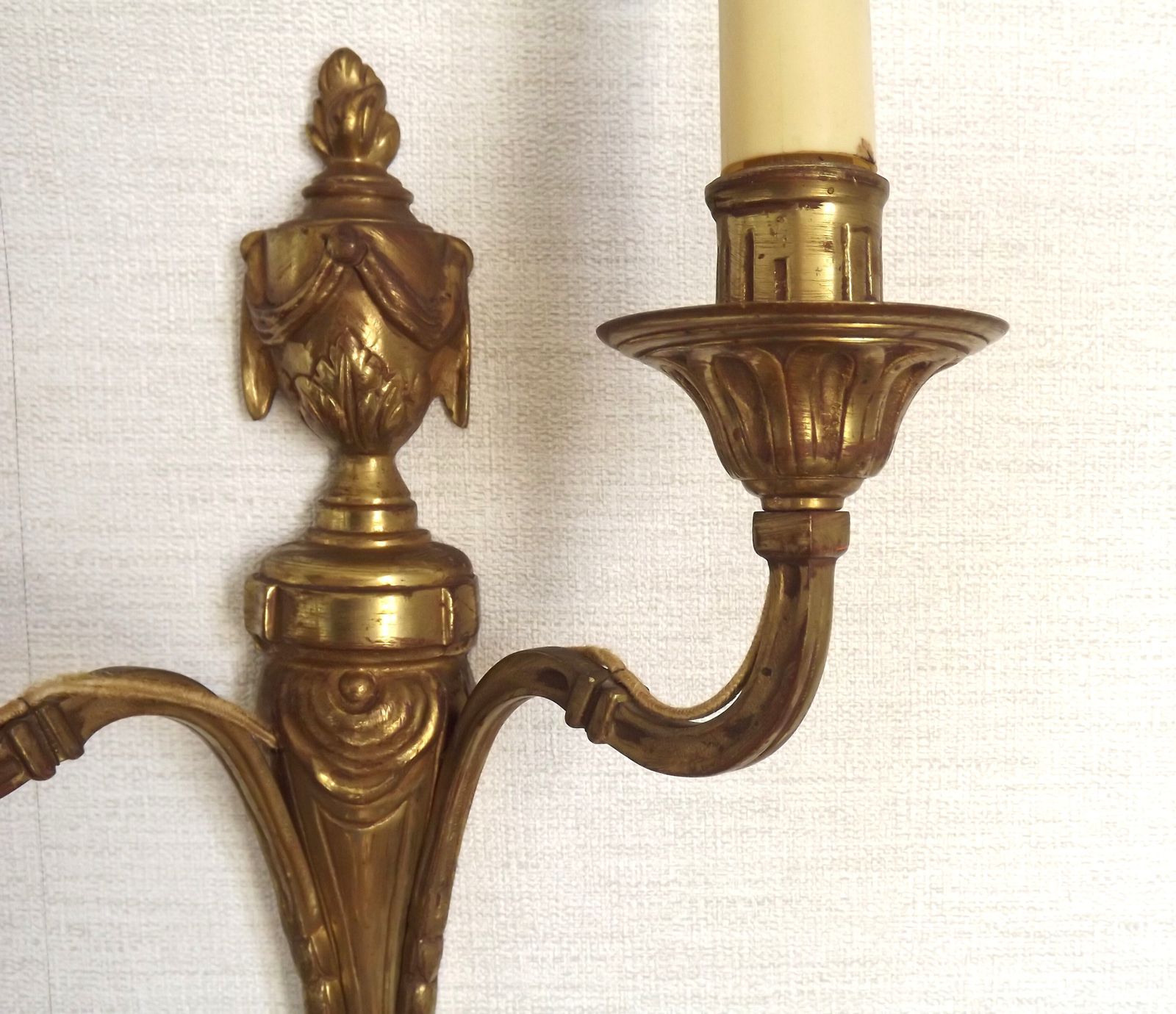 Luminaires Grande applique murale double Empire en bronze, style français, avec détail urne et guirlande photo