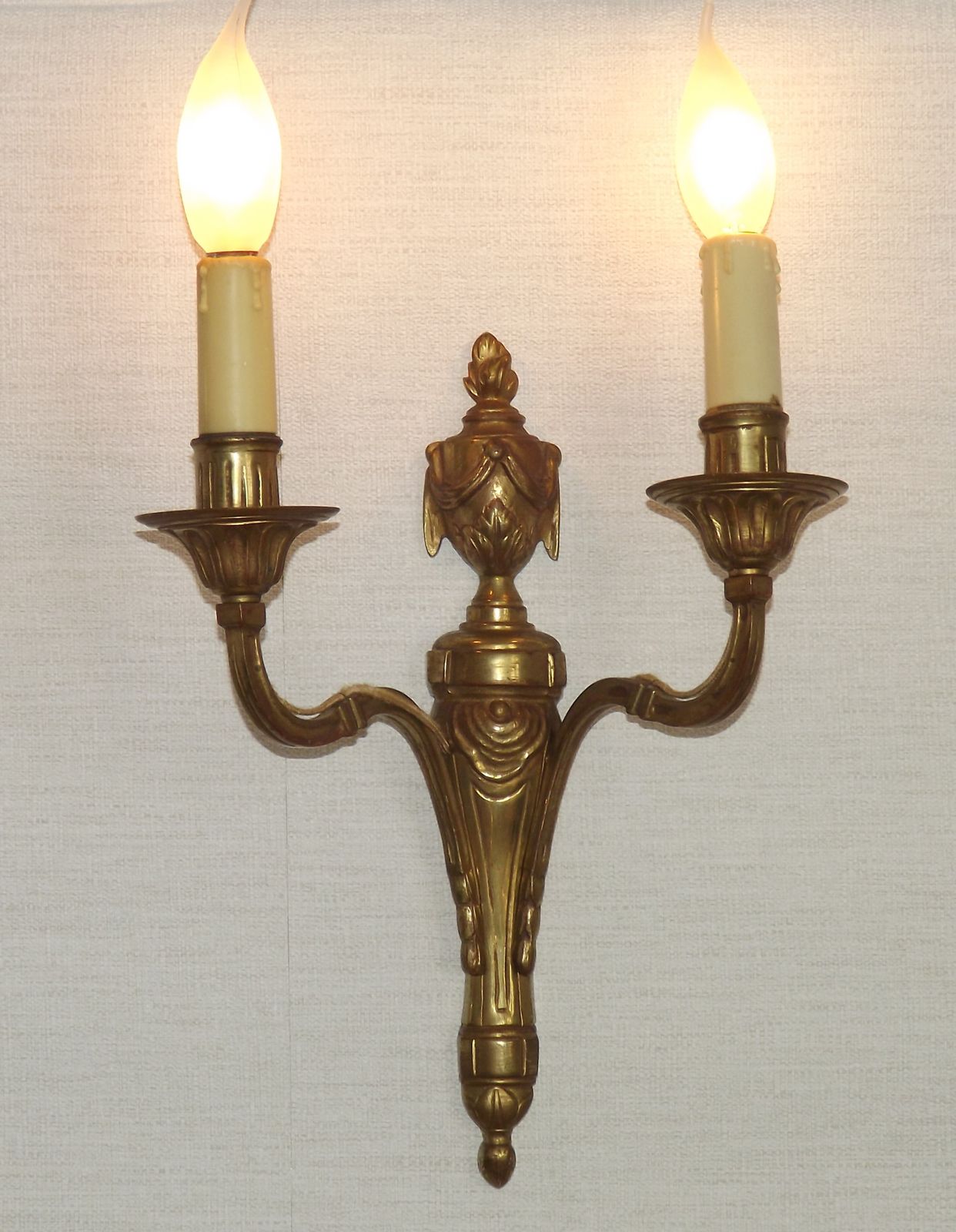 Grande applique murale double Empire en bronze, style français, avec détail urne et guirlande photo furniture