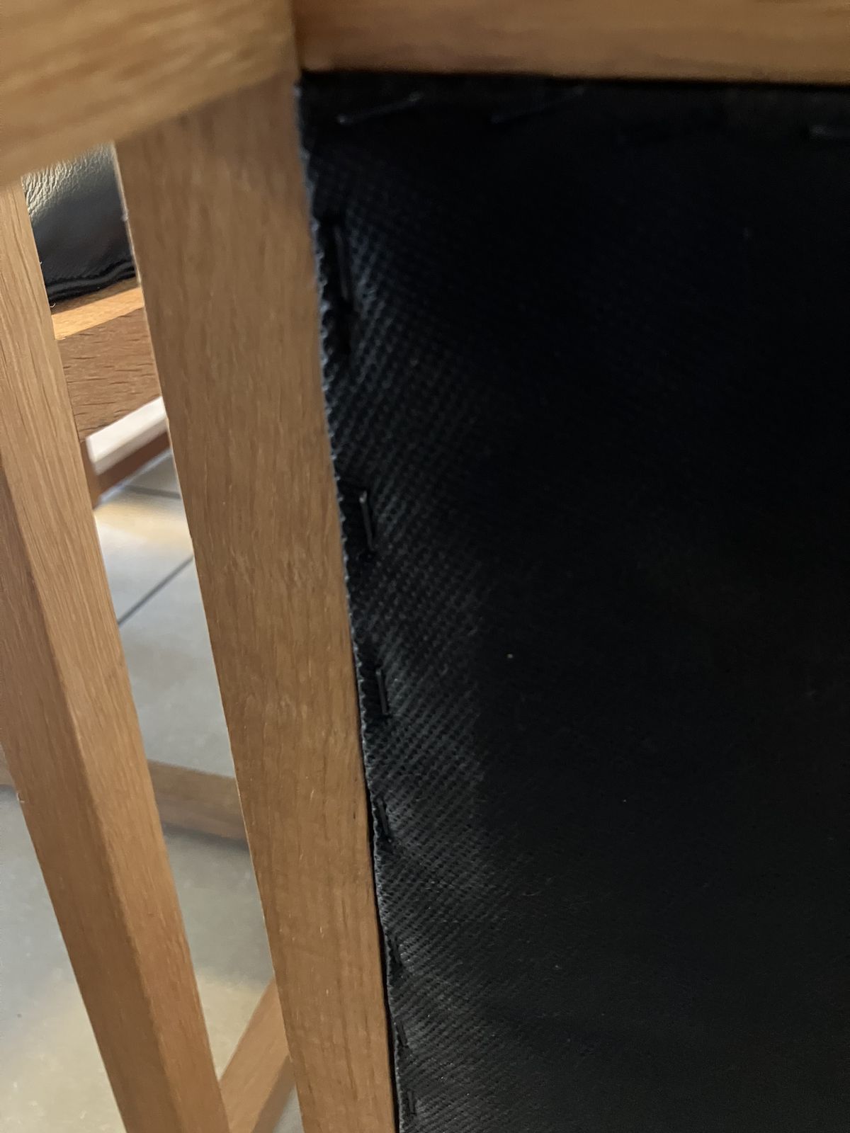 photo furniture 80’ 90’s Set Of 6 Oak And Black Leather Chairs