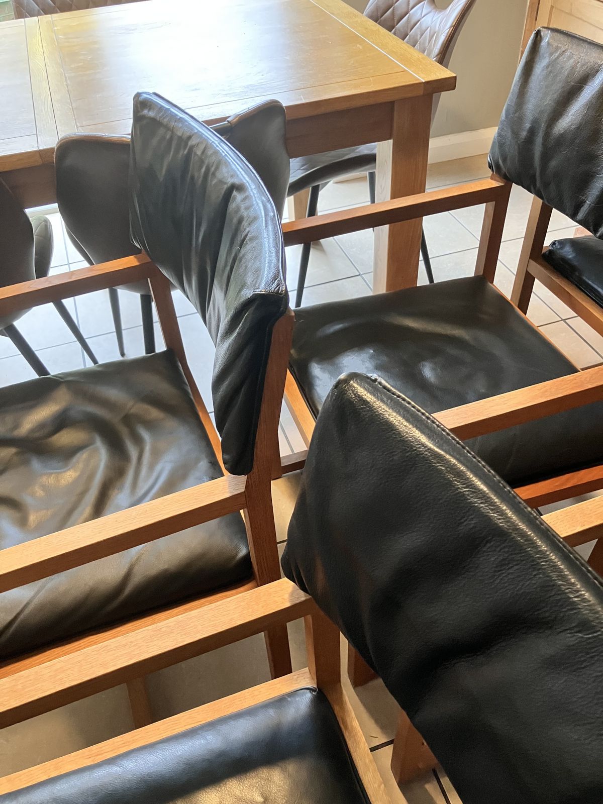photo vinterior 80’ 90’s Set Of 6 Oak And Black Leather Chairs