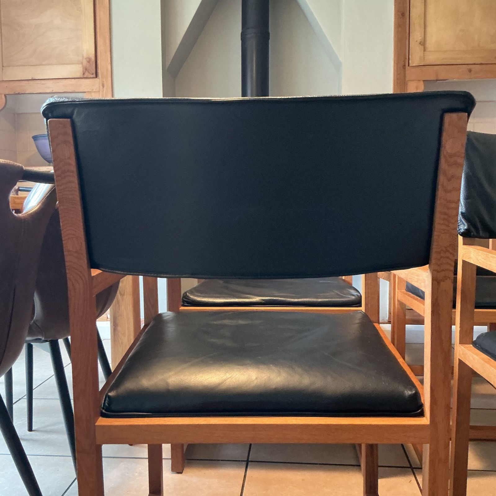 photo vintage 80’ 90’s Set Of 6 Oak And Black Leather Chairs