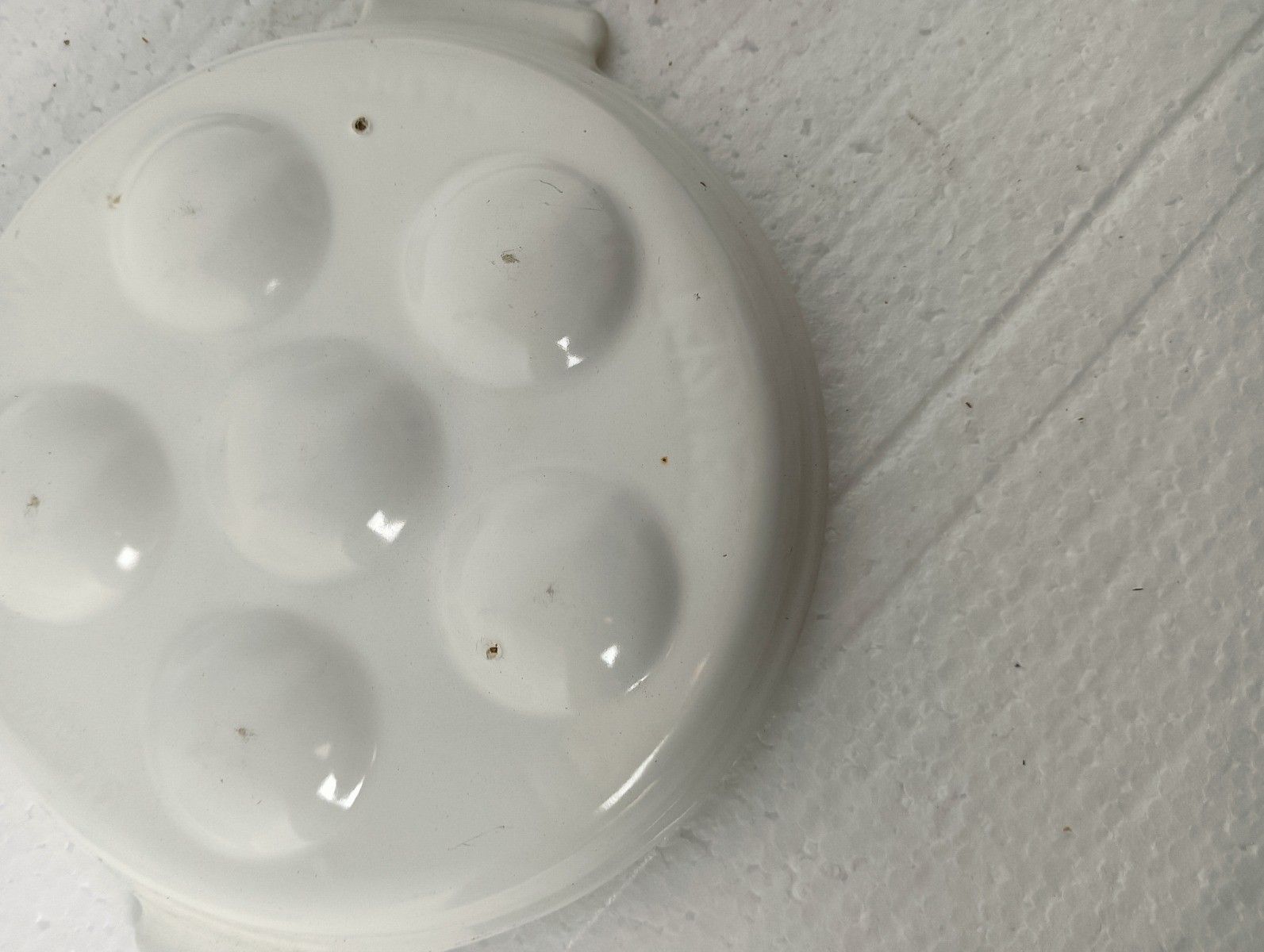 Le Creuset 12 Hole White Escargot Dish Enamel Cast Enamel French Snail Plates Se photo vinterior